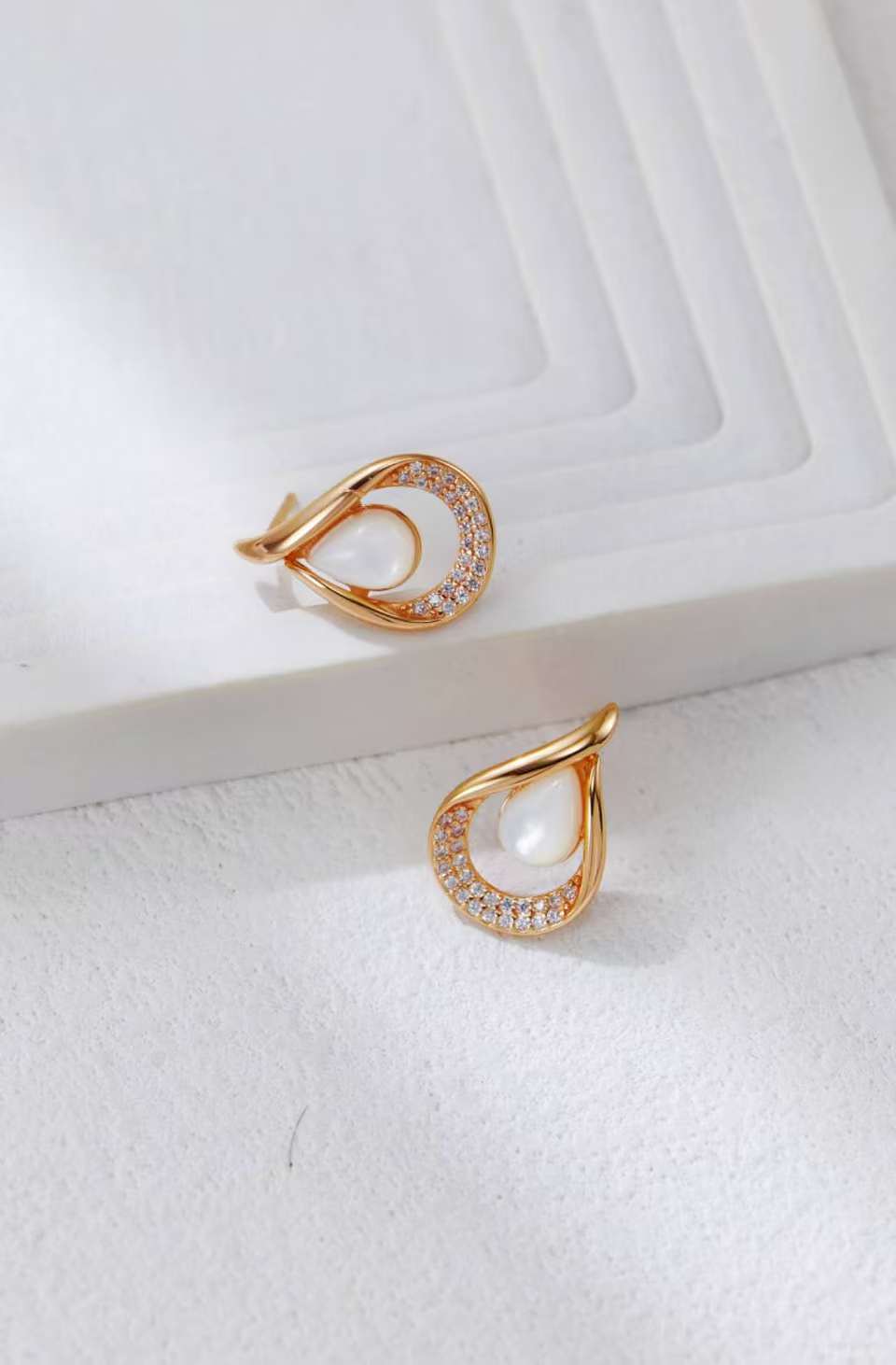 White Shell Inlaid Zirconia Earrings/أقراط من الزركونيا المرصعة بالصدف الأبيض(GZEC0410)