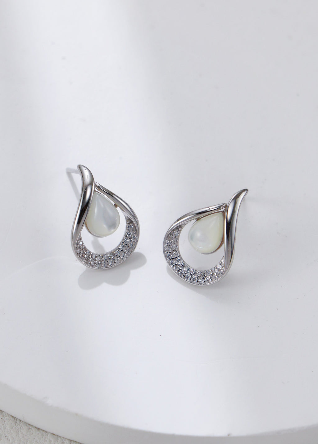 White Shell Inlaid Zirconia Earrings/أقراط من الزركونيا المرصعة بالصدف الأبيض(GZEC0410)