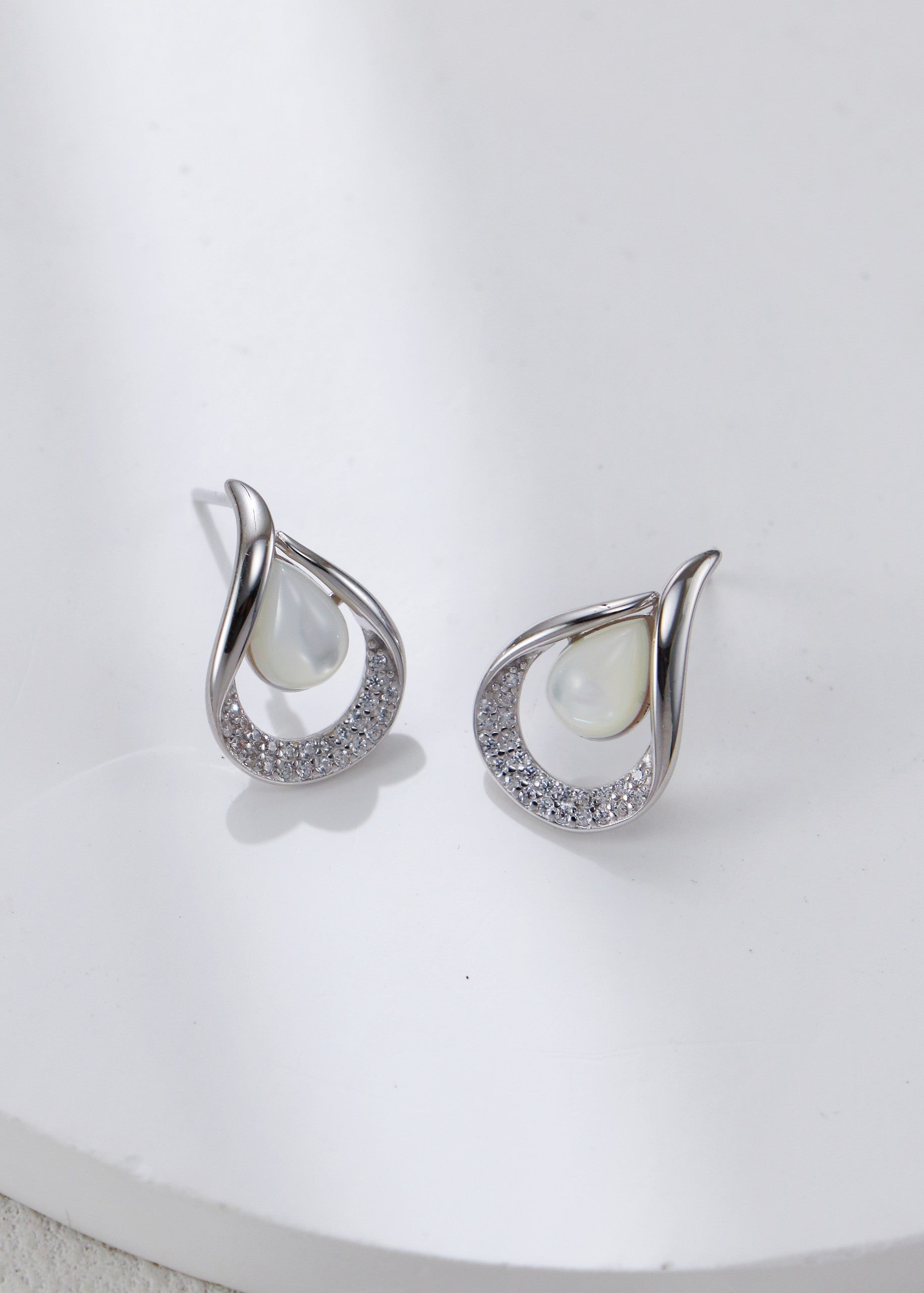 White Shell Inlaid Zirconia Earrings/أقراط من الزركونيا المرصعة بالصدف الأبيض(GZEC0410)