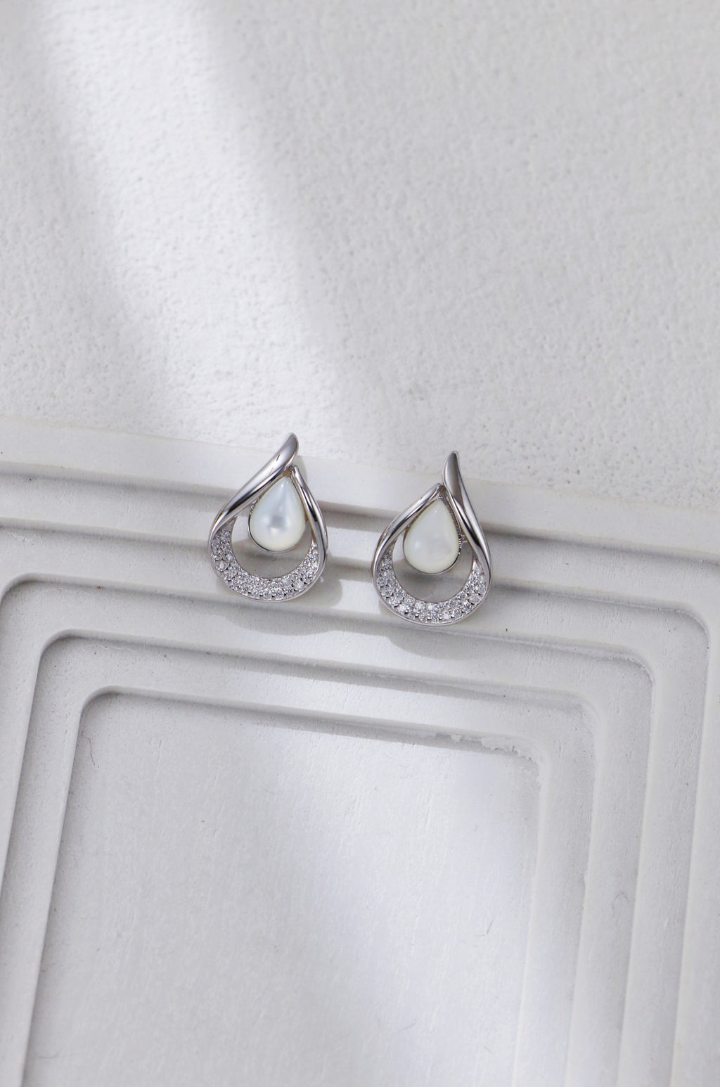 White Shell Inlaid Zirconia Earrings/أقراط من الزركونيا المرصعة بالصدف الأبيض(GZEC0410)