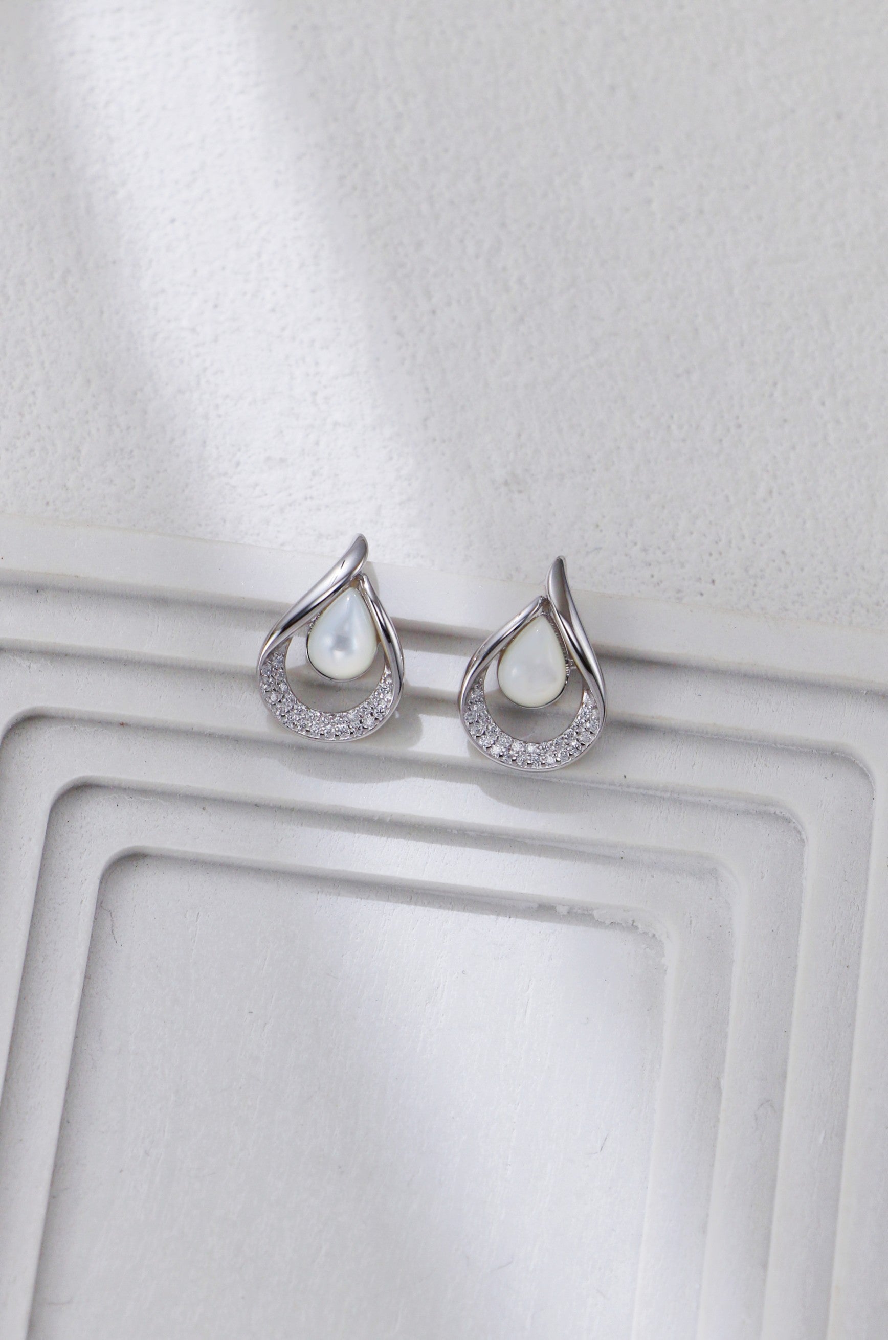 White Shell Inlaid Zirconia Earrings/أقراط من الزركونيا المرصعة بالصدف الأبيض(GZEC0410)