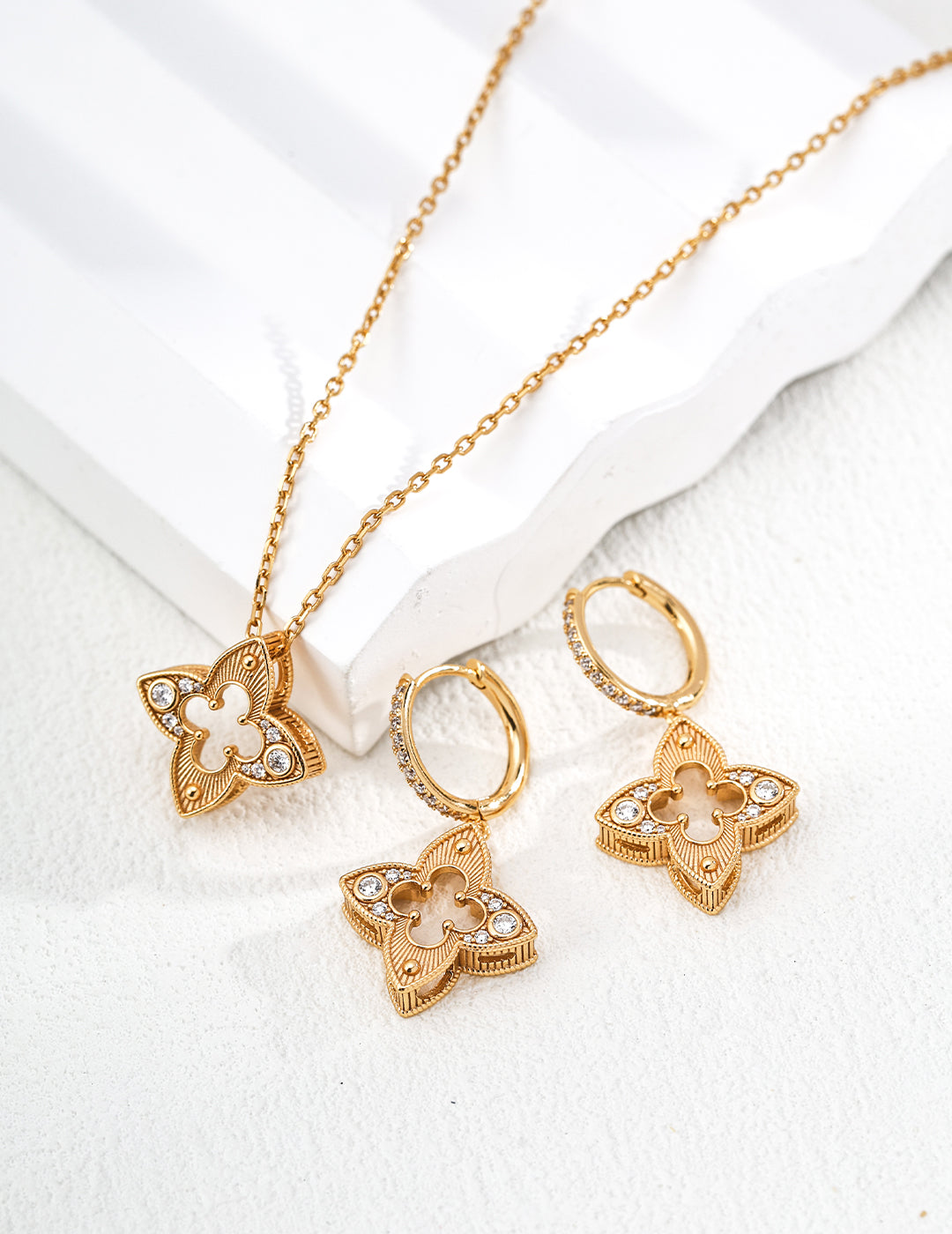 Antiqued gold-tone sterling silver necklace and earrings/قلادة وأقراط من الفضة الإسترلينية باللون الذهبي العتيق （D0682-2)）