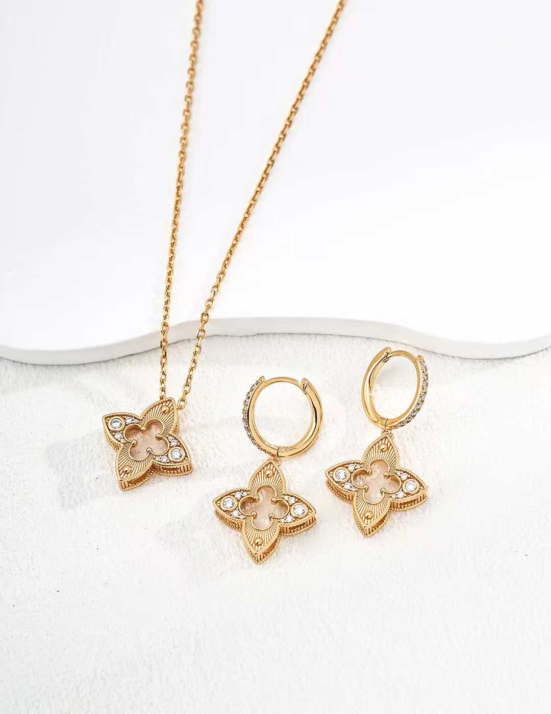 Antiqued gold-tone sterling silver necklace and earrings/قلادة وأقراط من الفضة الإسترلينية باللون الذهبي العتيق （D0682-2)）