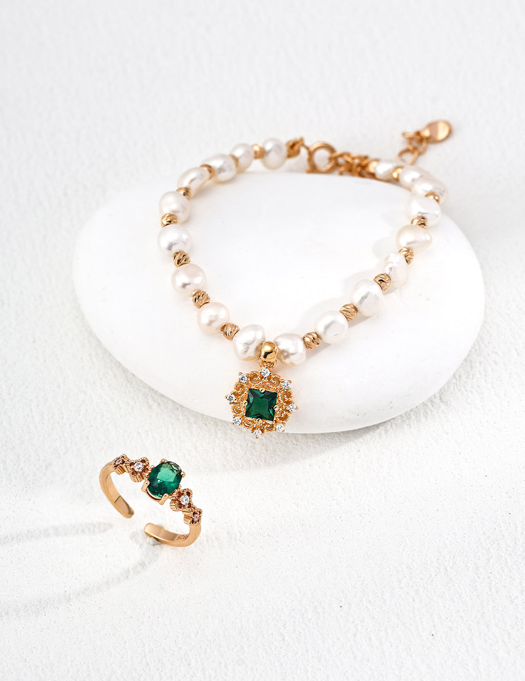 Vintage gold and sterling silver rings, earrings, and bracelets/خواتم وأقراط وأساور من الذهب والفضة الإسترلينية العتيقة(J0335-2)