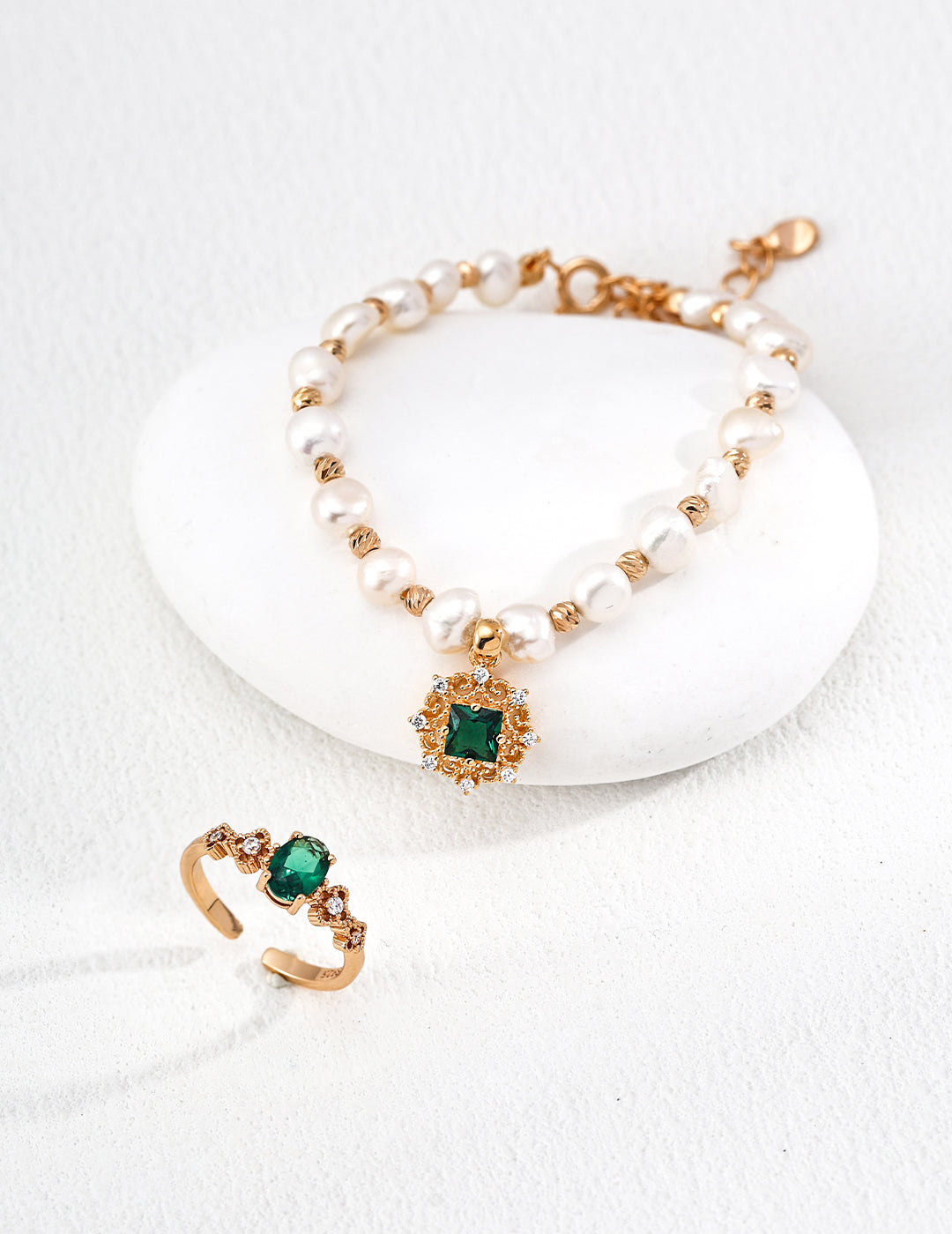 Vintage gold and sterling silver rings, earrings, and bracelets/خواتم وأقراط وأساور من الذهب والفضة الإسترلينية العتيقة(J0335-2)