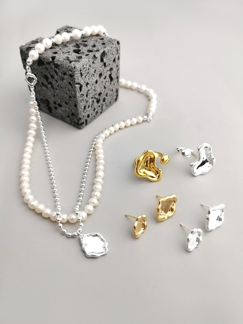 Double Pearl Necklace / عقد من اللؤلؤ المزدوج（GZD0235）