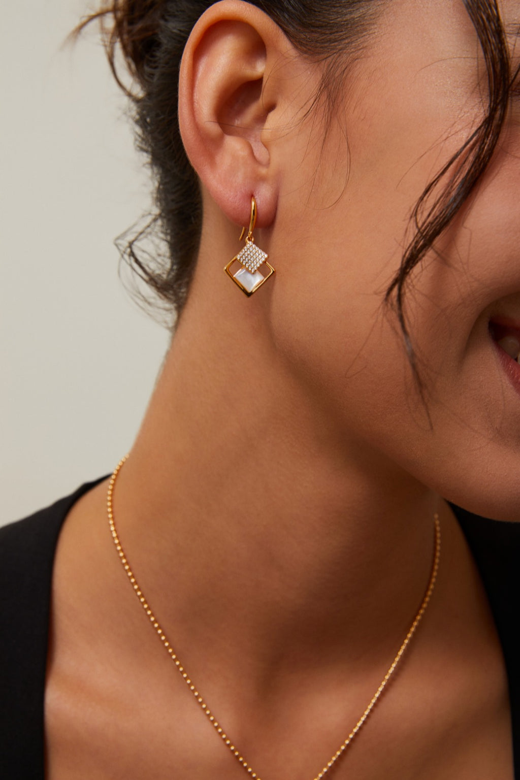 White Shell Earrings with Zircon / أقراط صدفة بيضاء مرصّعة بالزركون（GZCE0356）