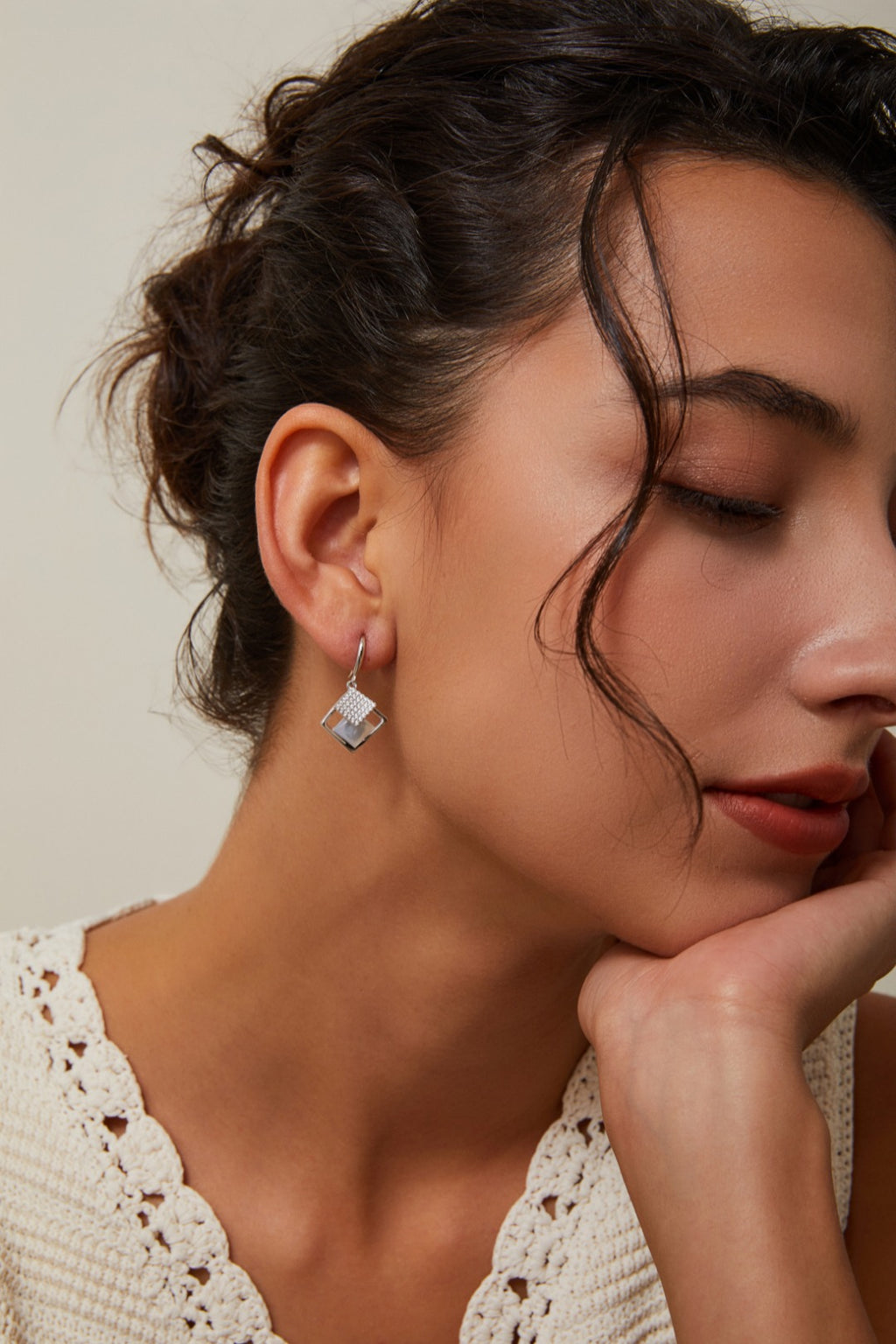 White Shell Earrings with Zircon / أقراط صدفة بيضاء مرصّعة بالزركون（GZCE0356）