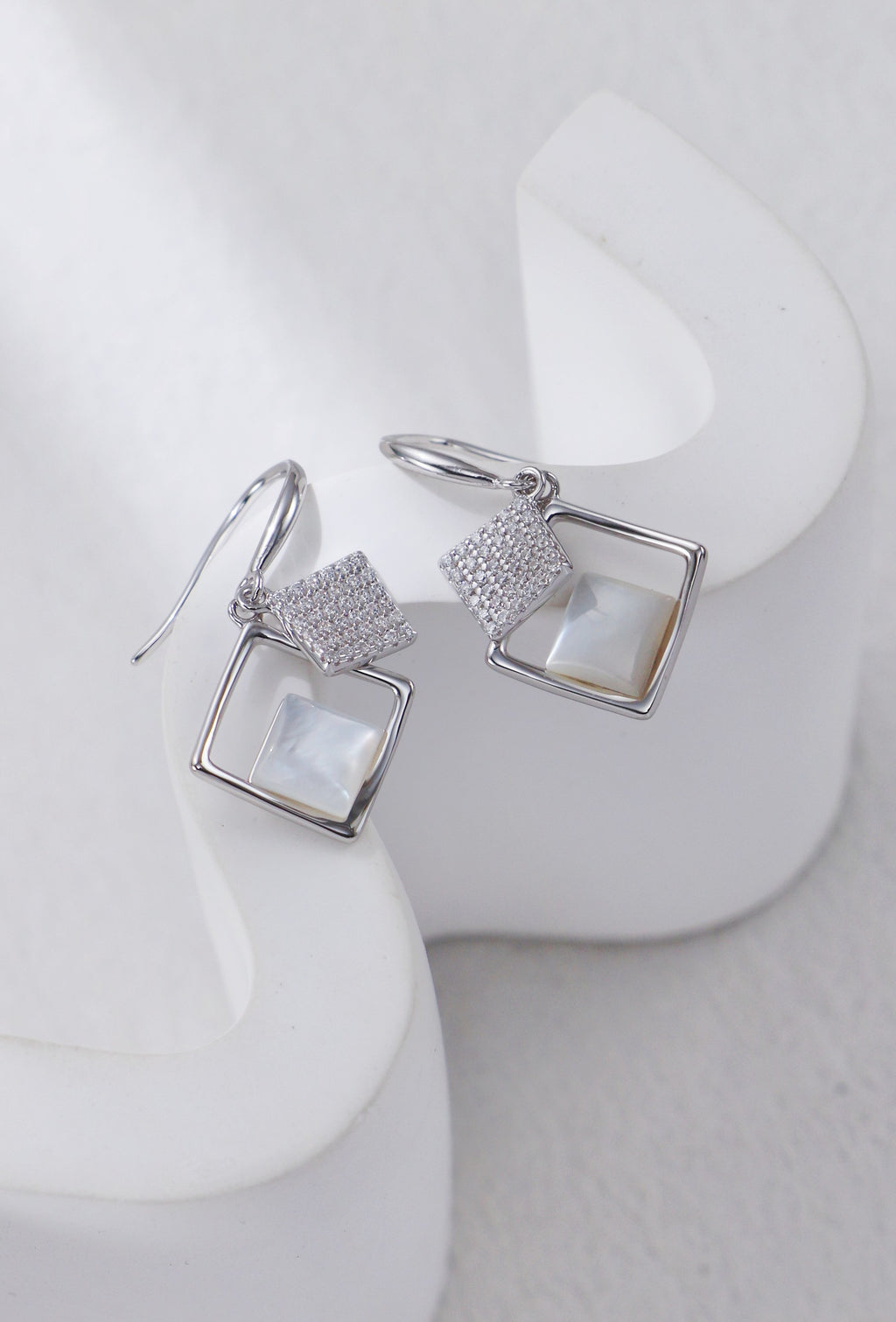 White Shell Earrings with Zircon / أقراط صدفة بيضاء مرصّعة بالزركون（GZCE0356）