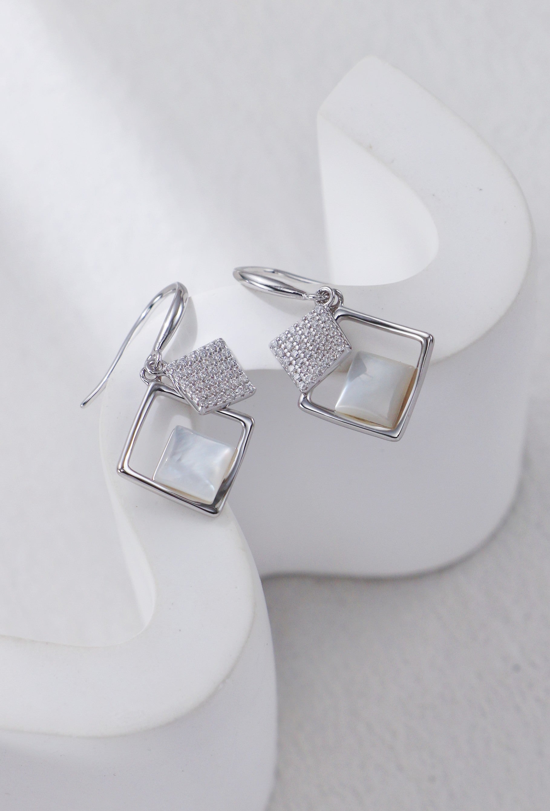 White Shell Earrings with Zircon / أقراط صدفة بيضاء مرصّعة بالزركون（GZCE0356）