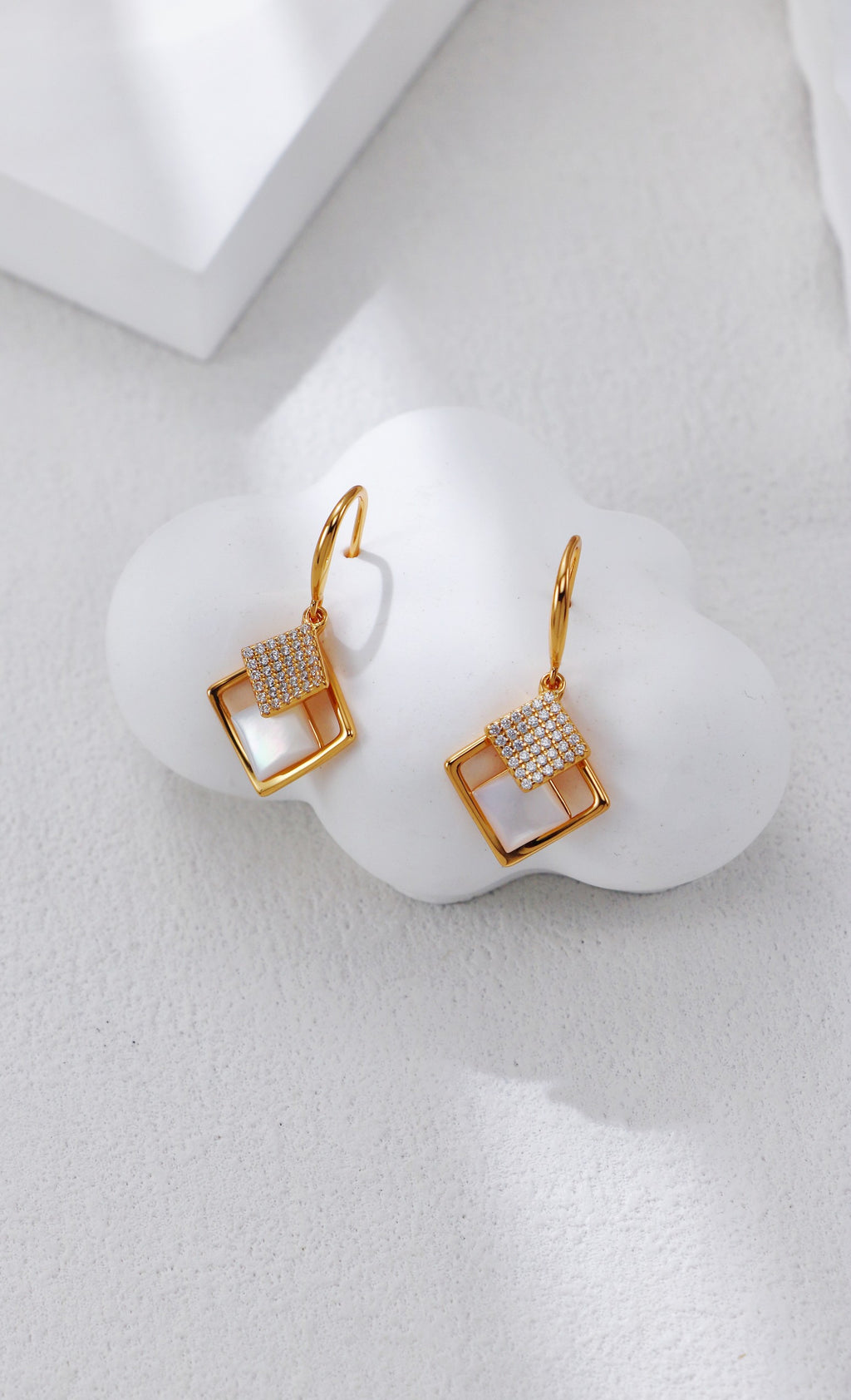 White Shell Earrings with Zircon / أقراط صدفة بيضاء مرصّعة بالزركون（GZCE0356）