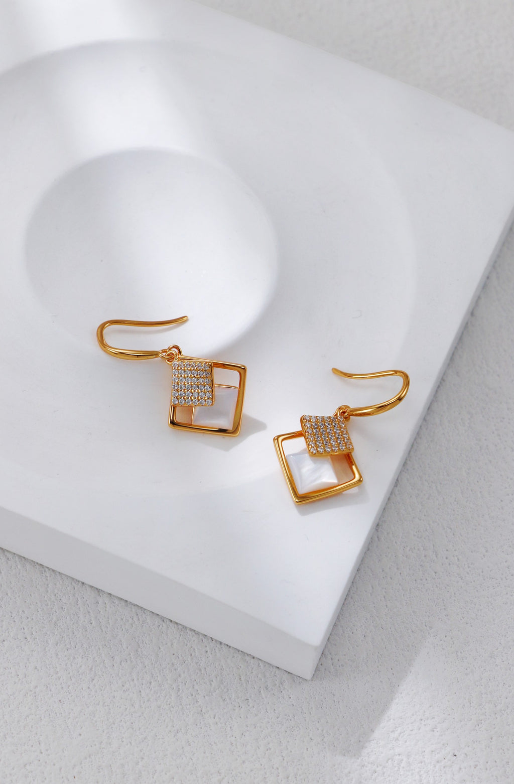 White Shell Earrings with Zircon / أقراط صدفة بيضاء مرصّعة بالزركون（GZCE0356）