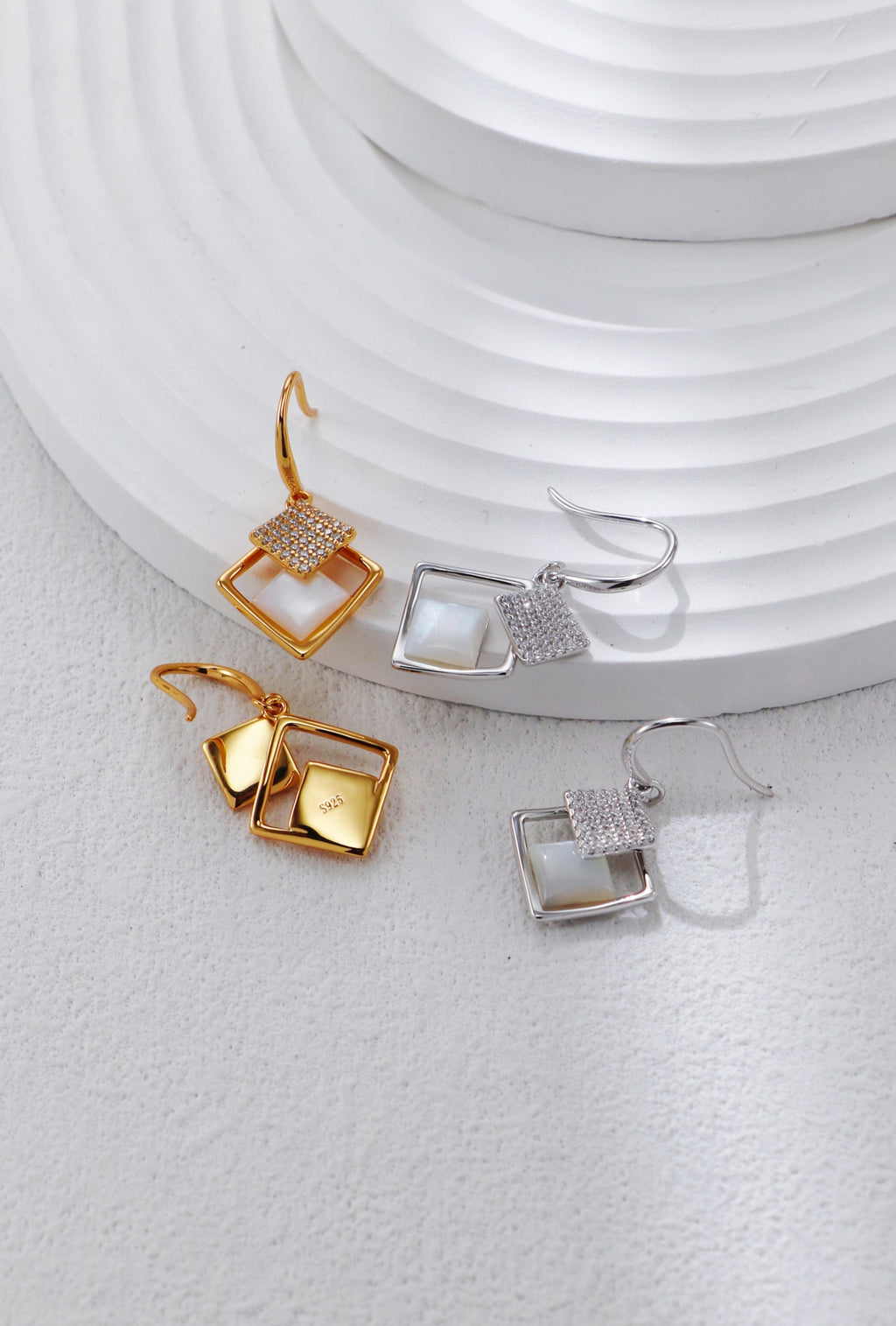 White Shell Earrings with Zircon / أقراط صدفة بيضاء مرصّعة بالزركون（GZCE0356）