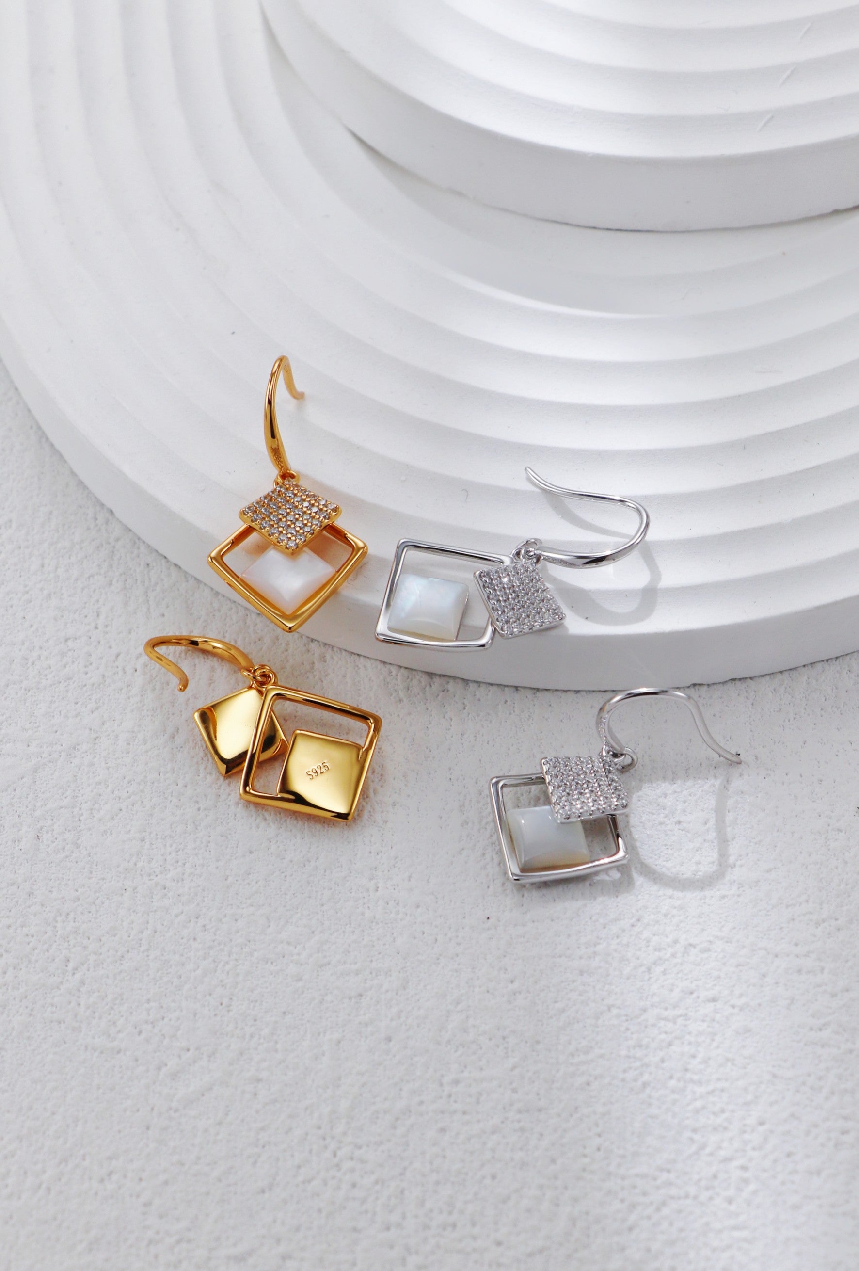 White Shell Earrings with Zircon / أقراط صدفة بيضاء مرصّعة بالزركون（GZCE0356）