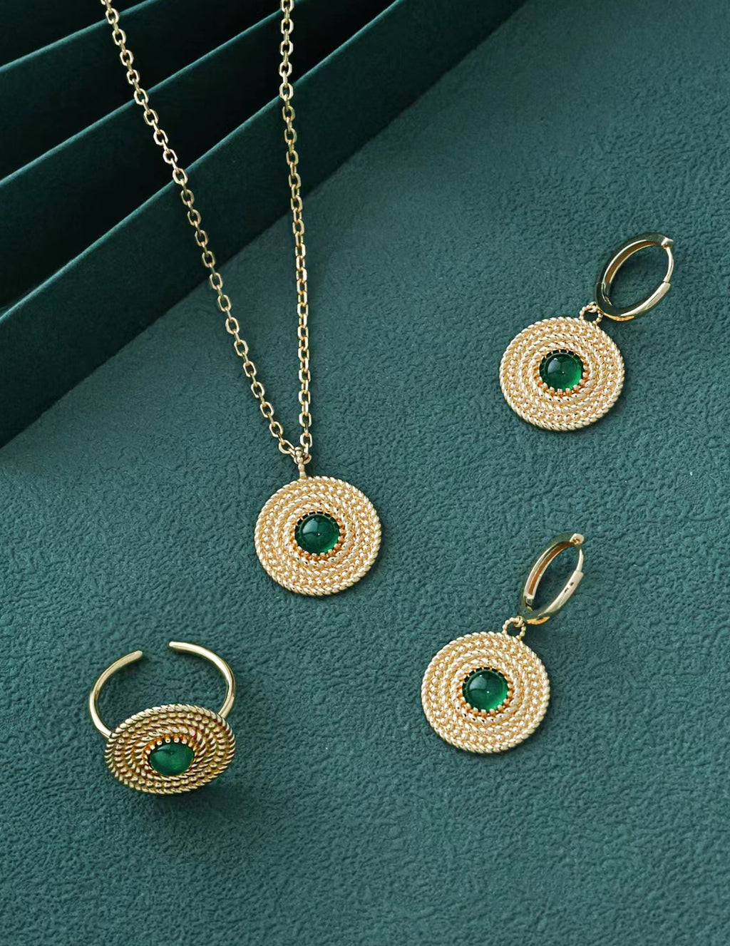 Gold-colored Necklace，Ring and Earring  / عقد بلونٍ ذهبيّ（D0434）