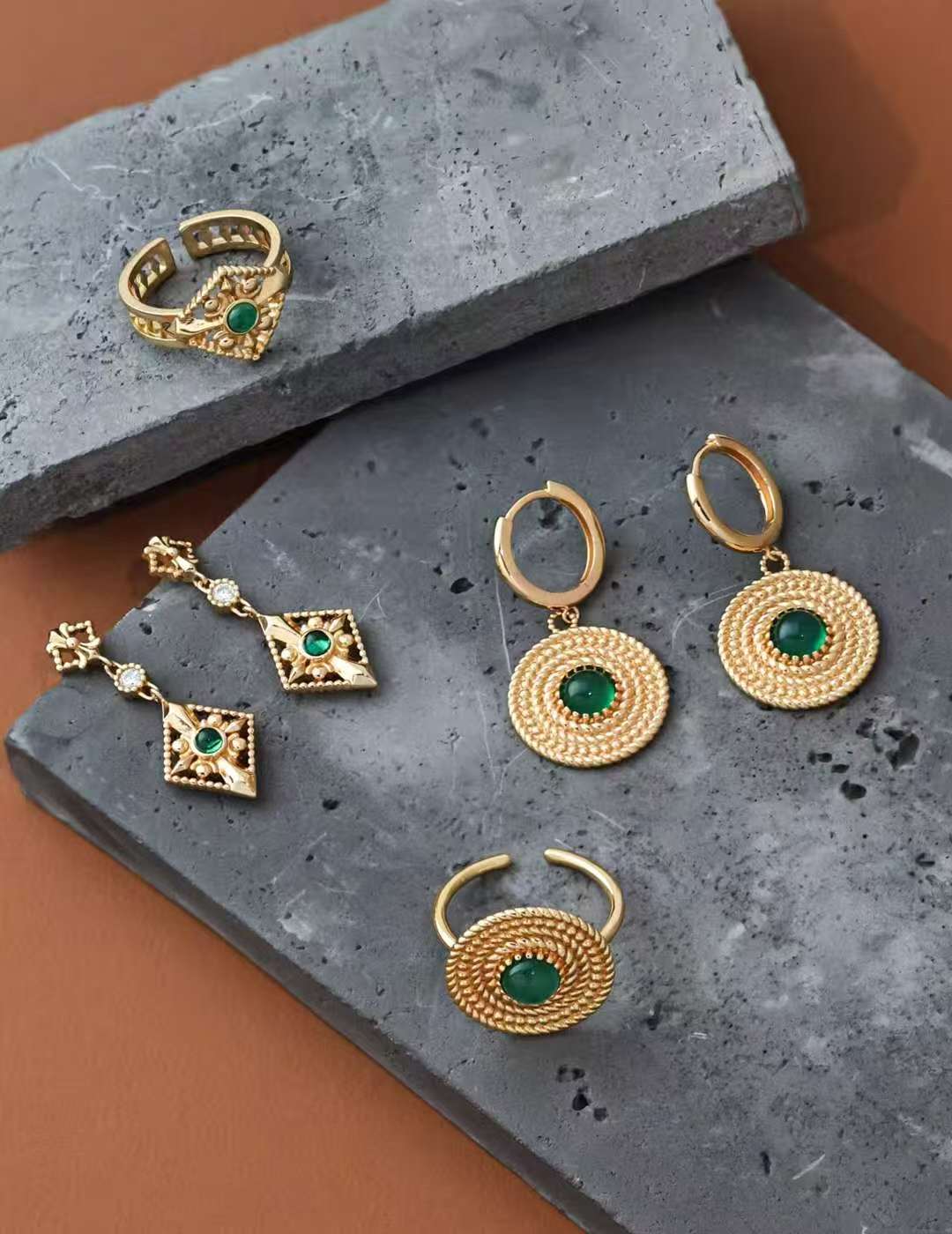 Gold-colored Necklace，Ring and Earring  / عقد بلونٍ ذهبيّ（D0434）