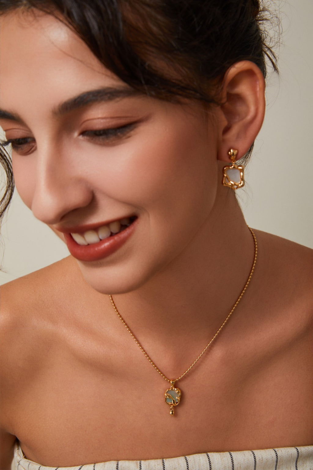 Silver Shell Earrings and Necklace/أقراط وقلادة من الصدفة الفضية （GZD0556）