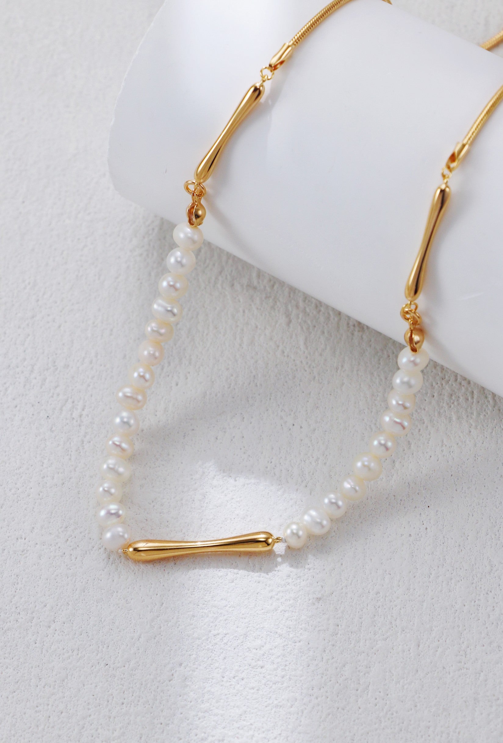 Golden-color Silver Pearl Necklace/قلادة من اللؤلؤ الفضي باللون الذهبي （GZD0609）