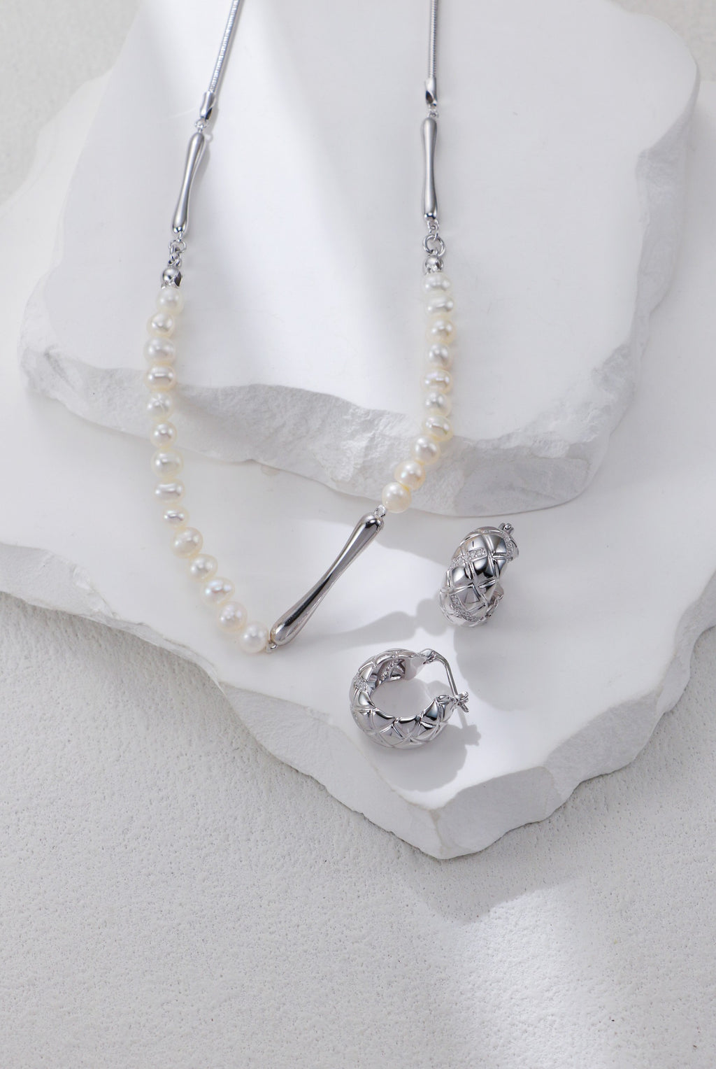 Golden-color Silver Pearl Necklace/قلادة من اللؤلؤ الفضي باللون الذهبي （GZD0609）