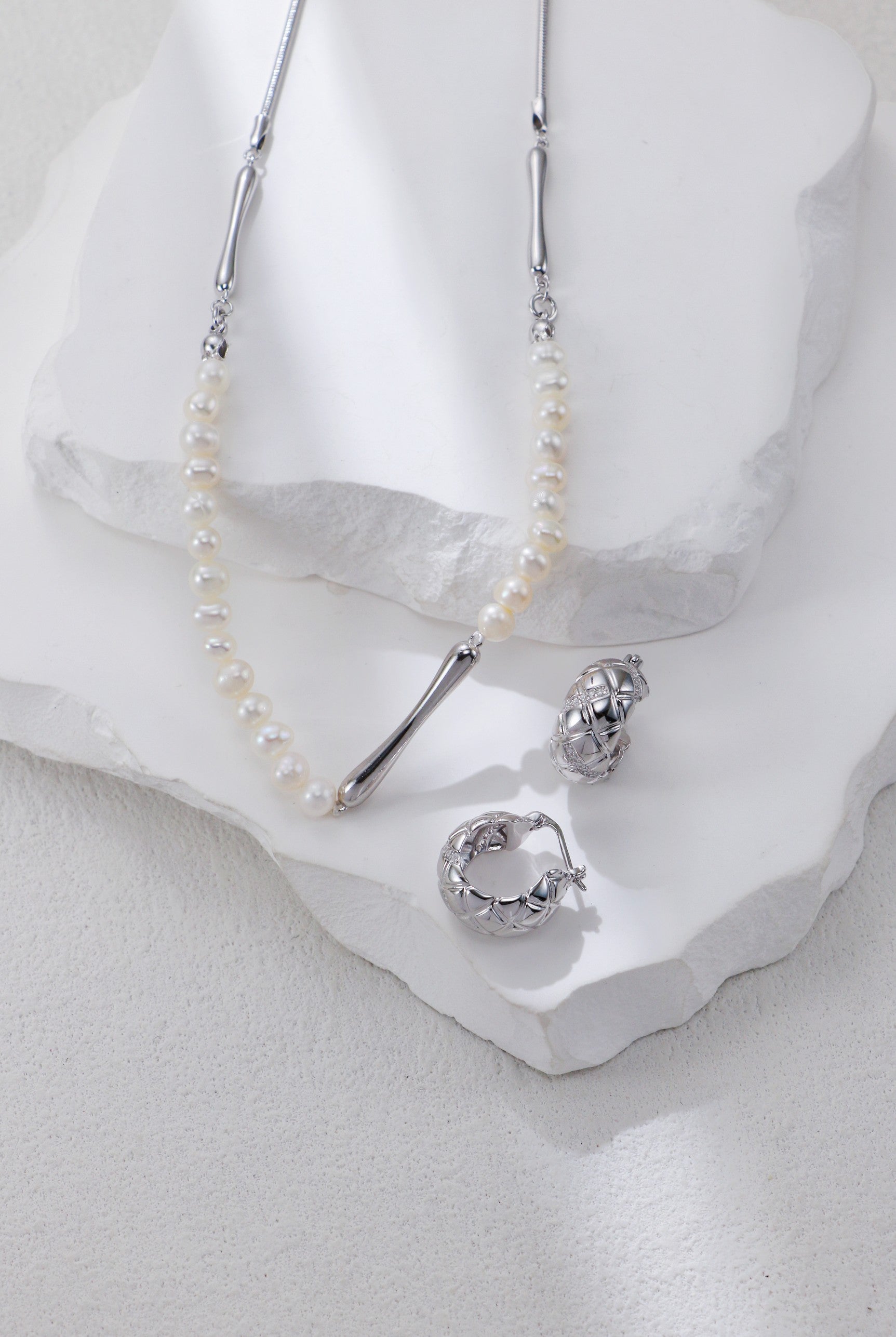 Golden-color Silver Pearl Necklace/قلادة من اللؤلؤ الفضي باللون الذهبي （GZD0609）