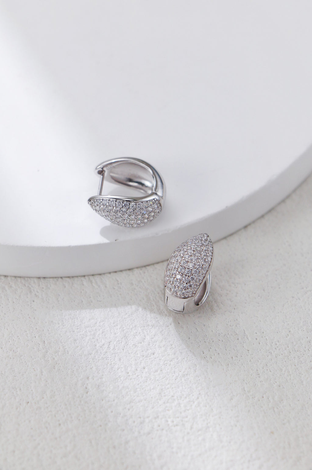 Silver teardrop earrings with zirconium/ أقراط فضية على شكل دمعة مرصعة بالزركونيوم（GZCE0412）