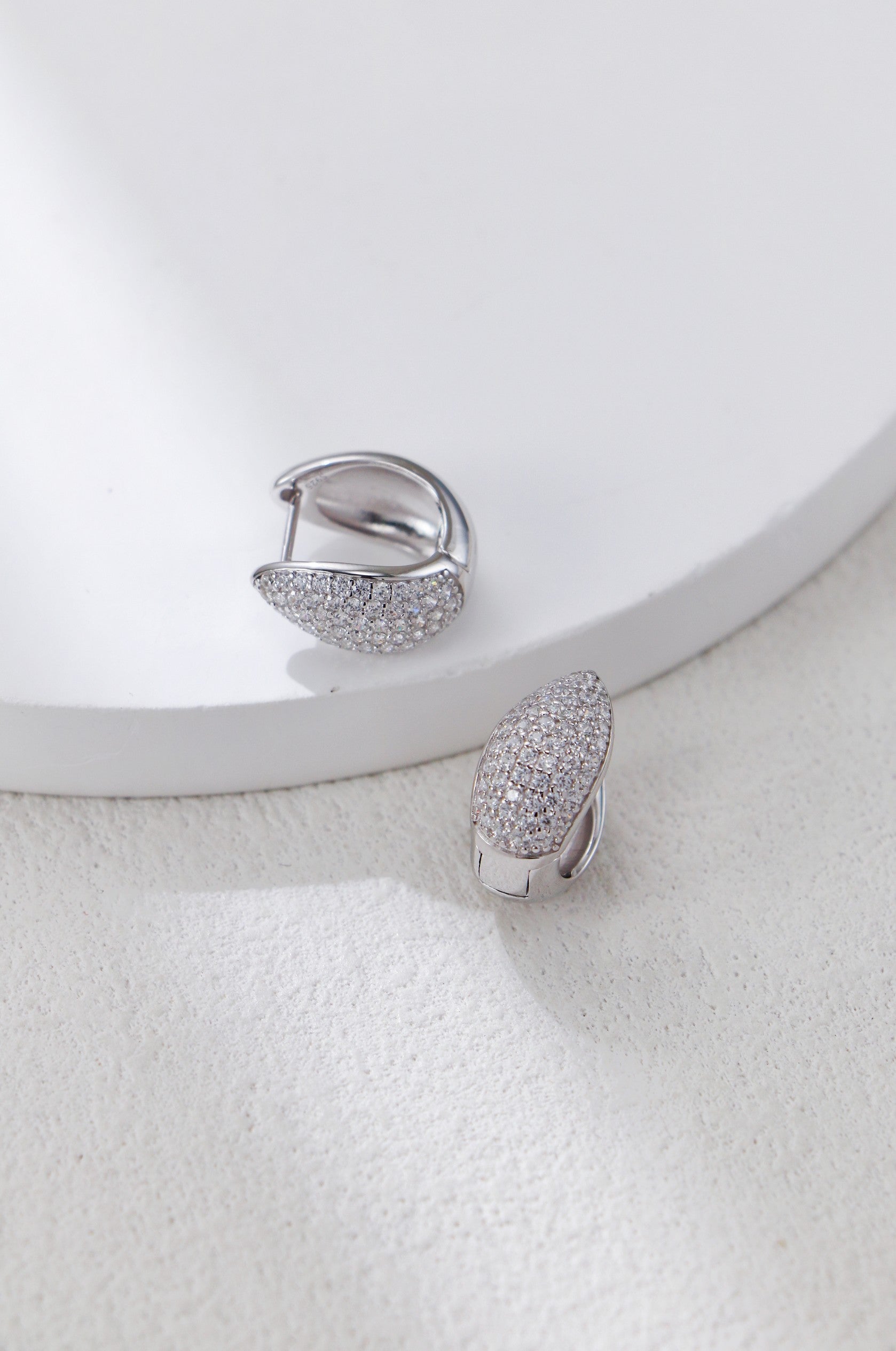 Silver teardrop earrings with zirconium/ أقراط فضية على شكل دمعة مرصعة بالزركونيوم（GZCE0412）