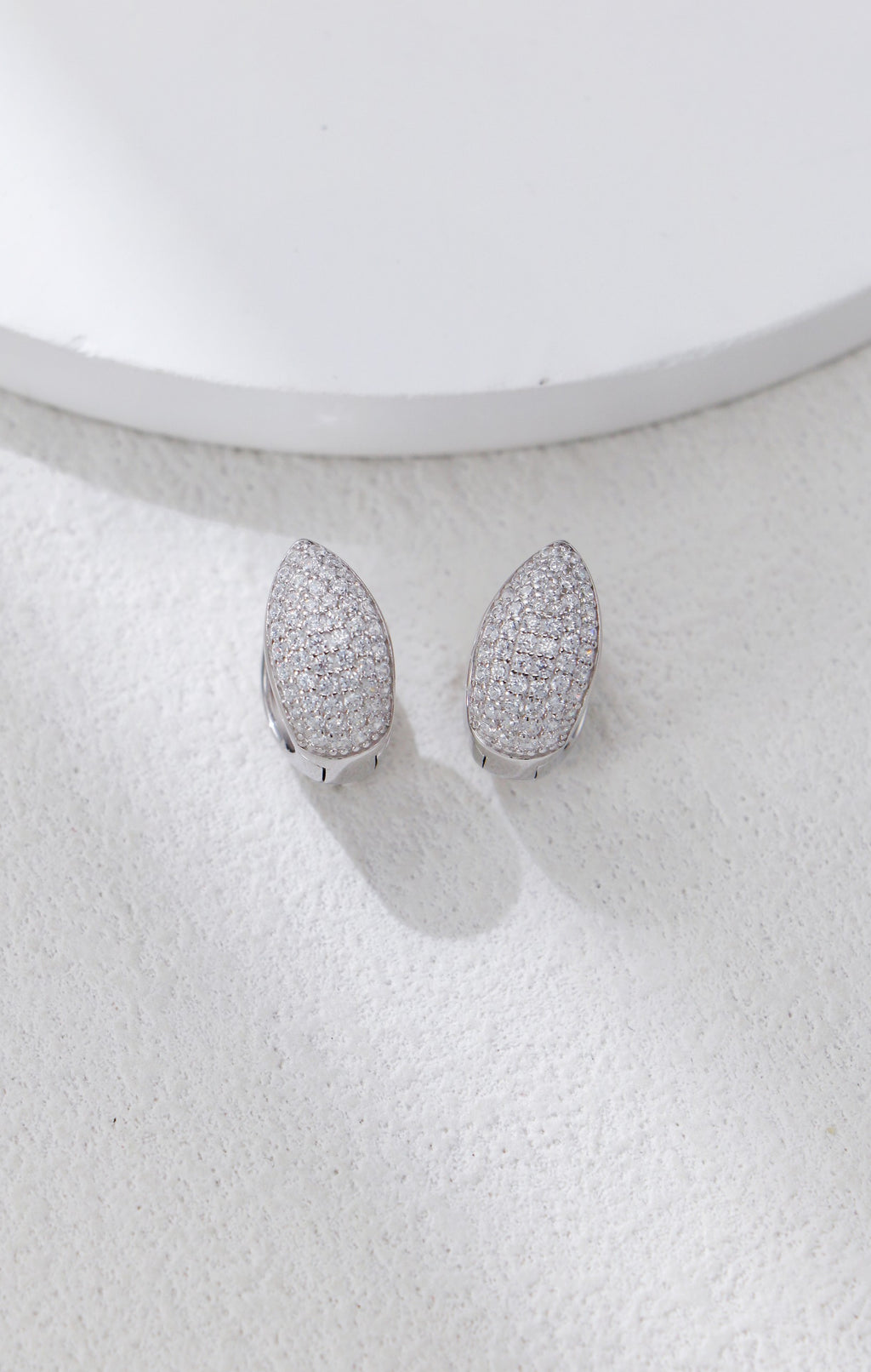 Silver teardrop earrings with zirconium/ أقراط فضية على شكل دمعة مرصعة بالزركونيوم（GZCE0412）