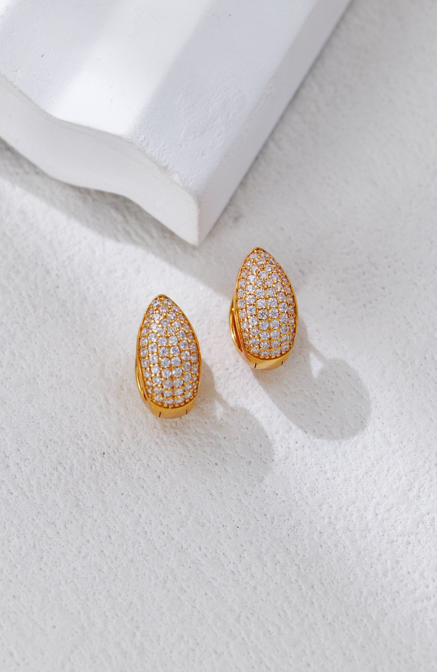 Silver teardrop earrings with zirconium/ أقراط فضية على شكل دمعة مرصعة بالزركونيوم（GZCE0412）