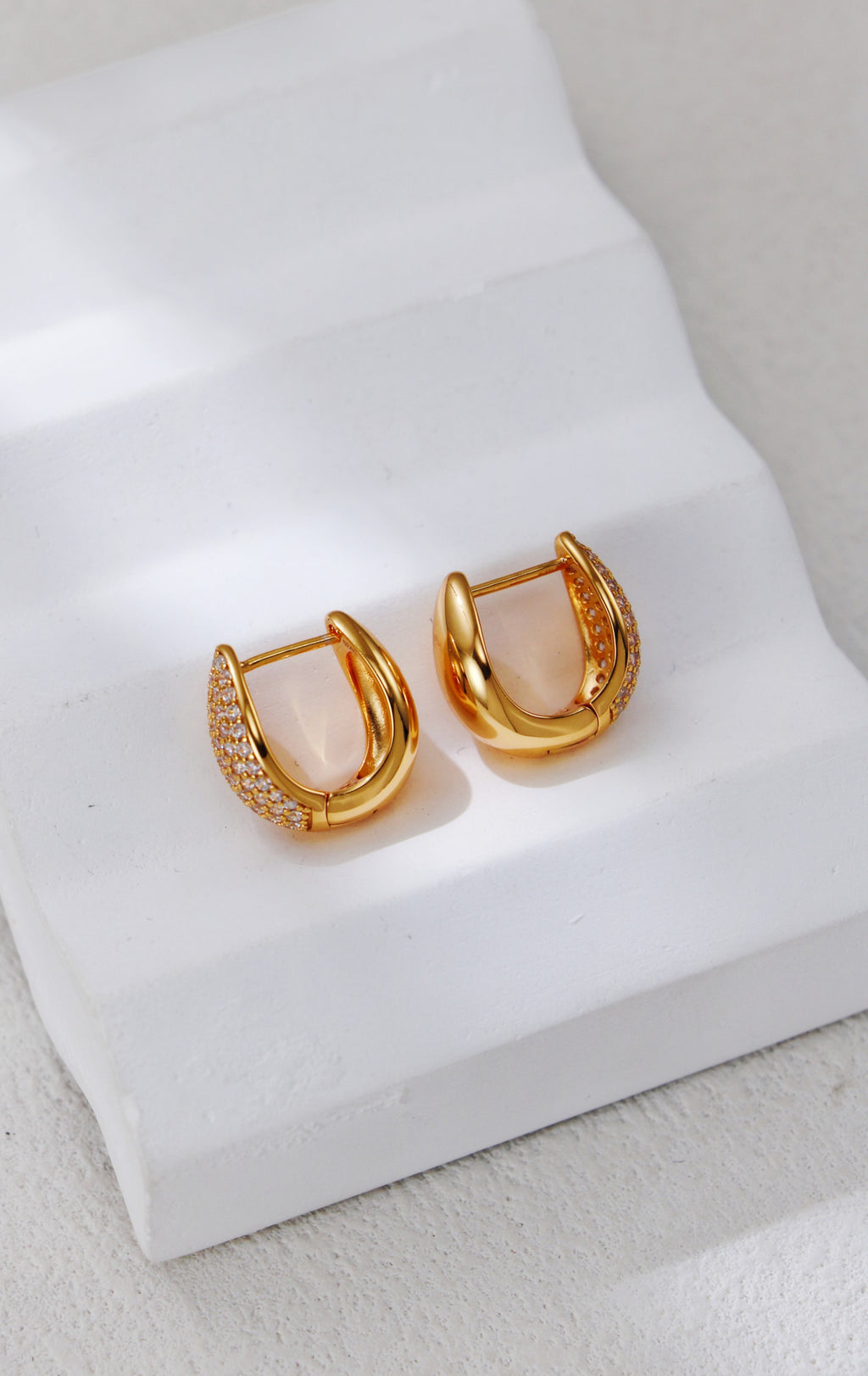 Silver teardrop earrings with zirconium/ أقراط فضية على شكل دمعة مرصعة بالزركونيوم（GZCE0412）