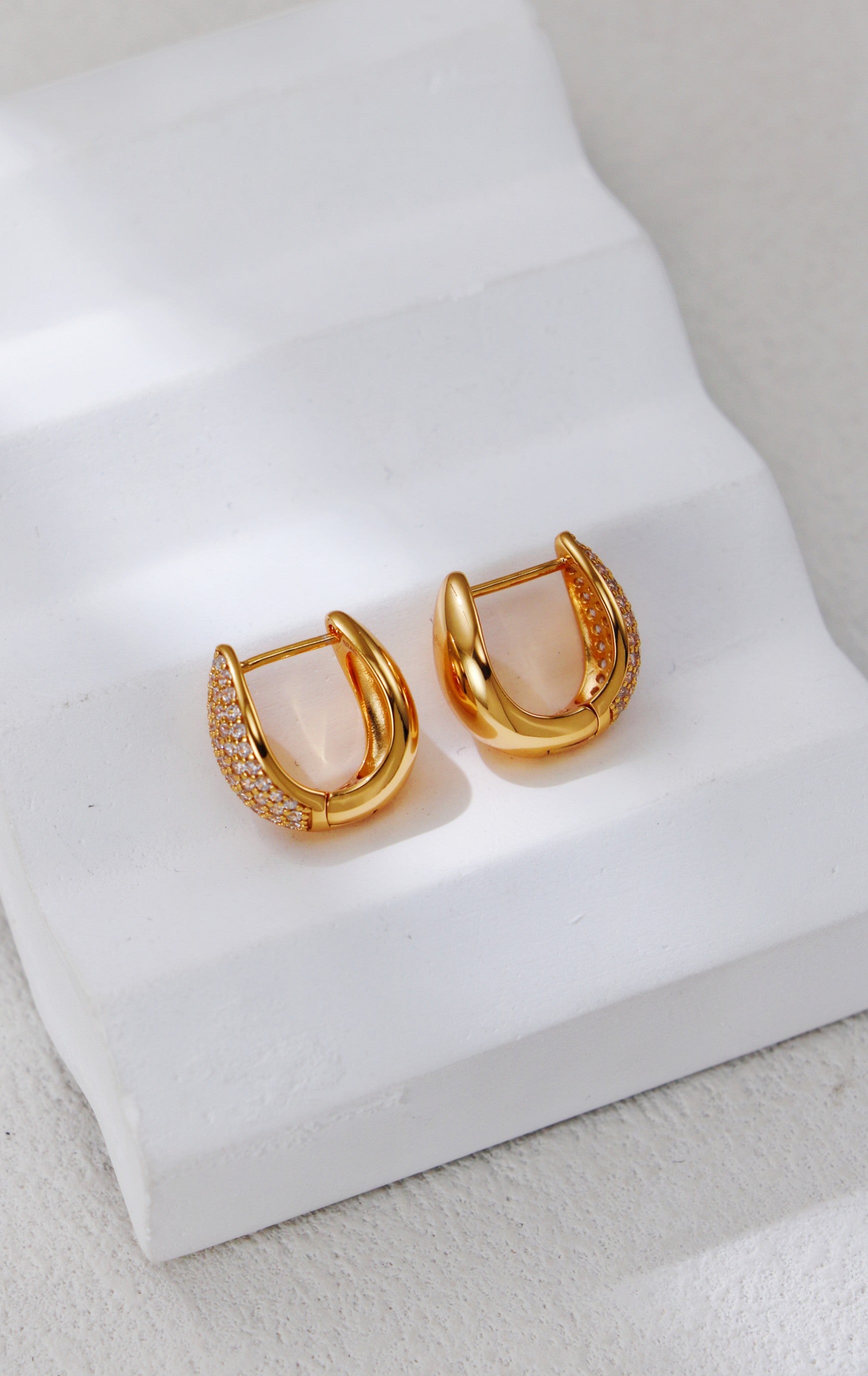 Silver teardrop earrings with zirconium/ أقراط فضية على شكل دمعة مرصعة بالزركونيوم（GZCE0412）