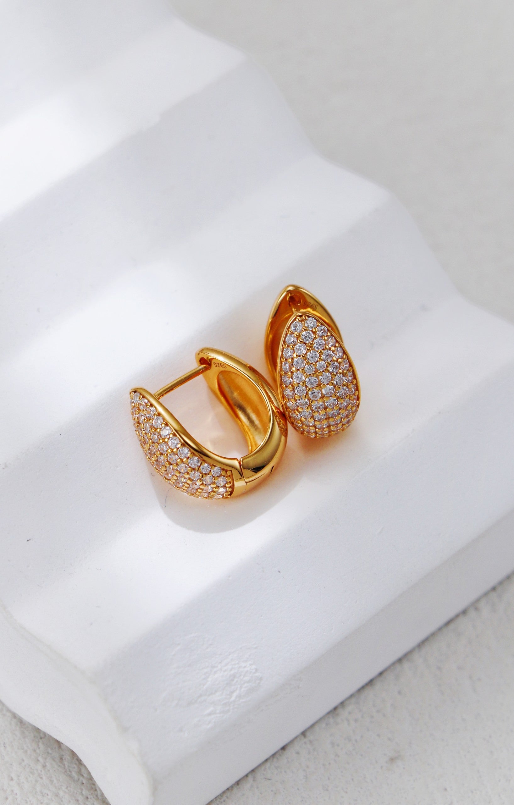 Silver teardrop earrings with zirconium/ أقراط فضية على شكل دمعة مرصعة بالزركونيوم（GZCE0412）