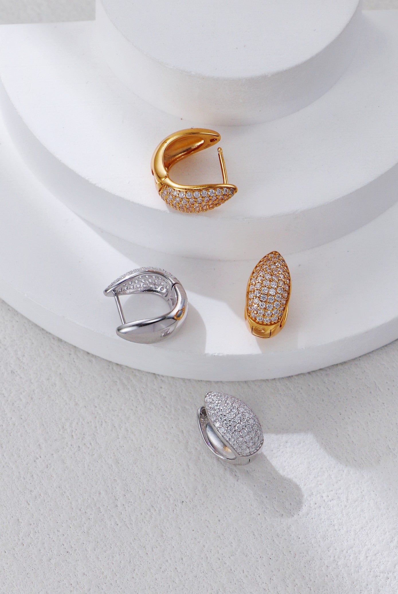 Silver teardrop earrings with zirconium/ أقراط فضية على شكل دمعة مرصعة بالزركونيوم（GZCE0412）