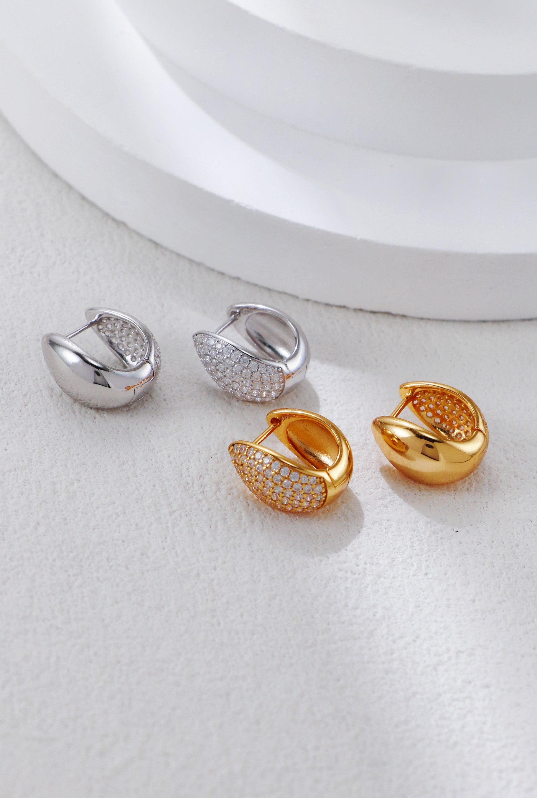 Silver teardrop earrings with zirconium/ أقراط فضية على شكل دمعة مرصعة بالزركونيوم（GZCE0412）