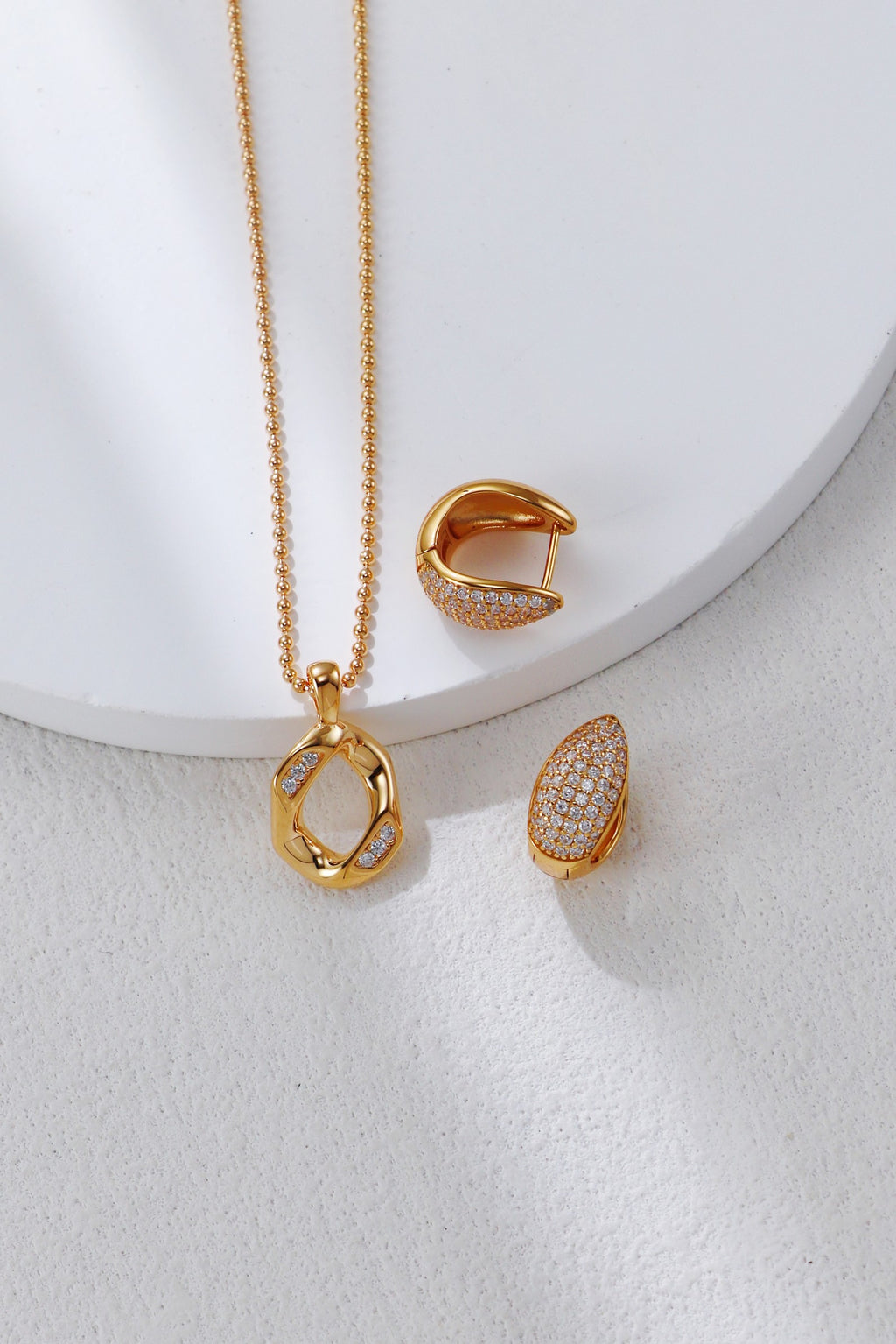 Silver teardrop earrings with zirconium/ أقراط فضية على شكل دمعة مرصعة بالزركونيوم（GZCE0412）