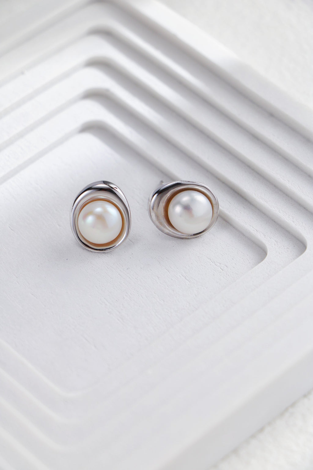 Niche Design Pearl Earring and Necklace/ أقراط وقلاد من اللؤلؤ بتصميم مميز （GZCE0105-GZD0424）