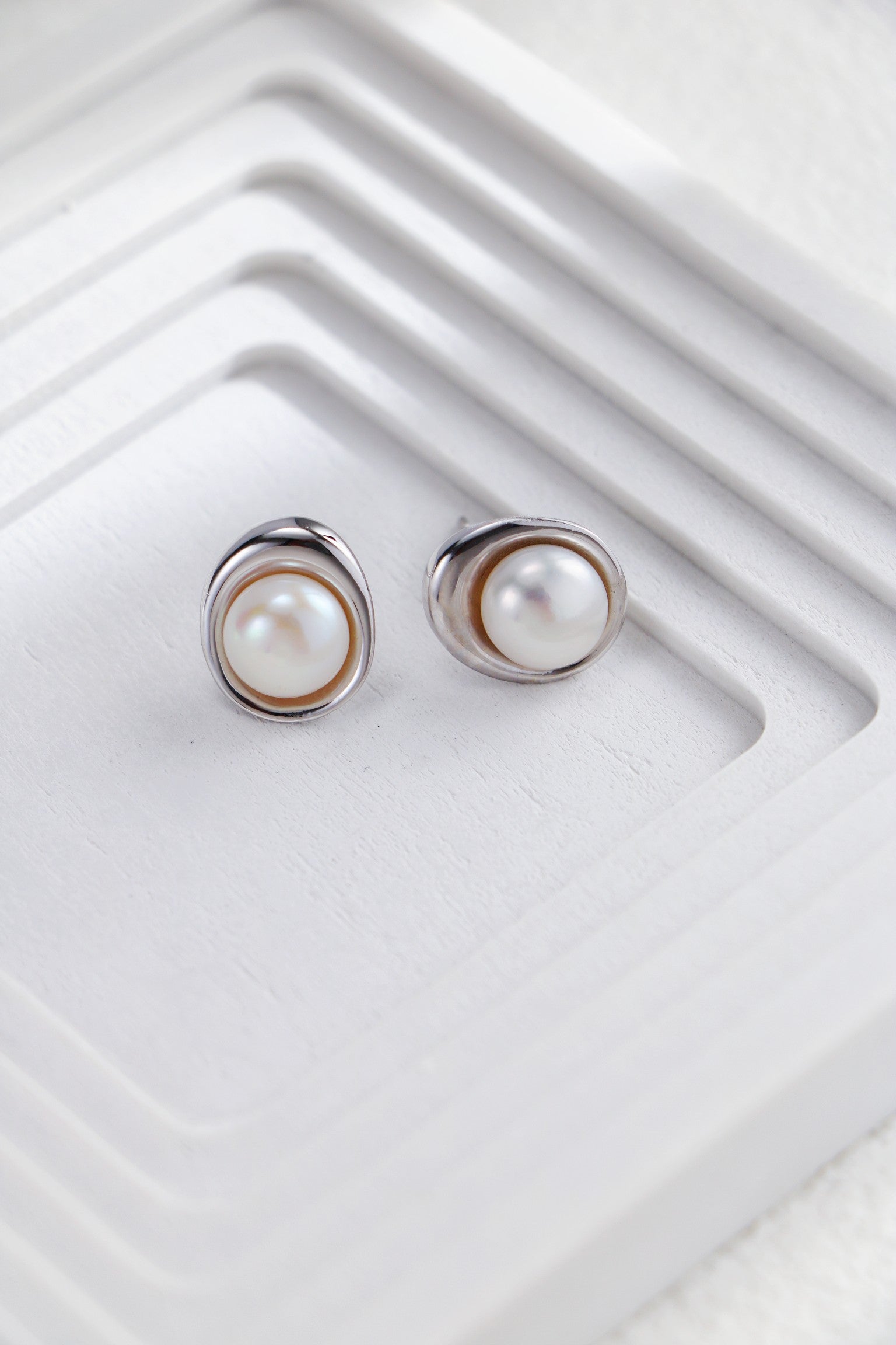 Niche Design Pearl Earring and Necklace/ أقراط وقلاد من اللؤلؤ بتصميم مميز （GZCE0105-GZD0424）