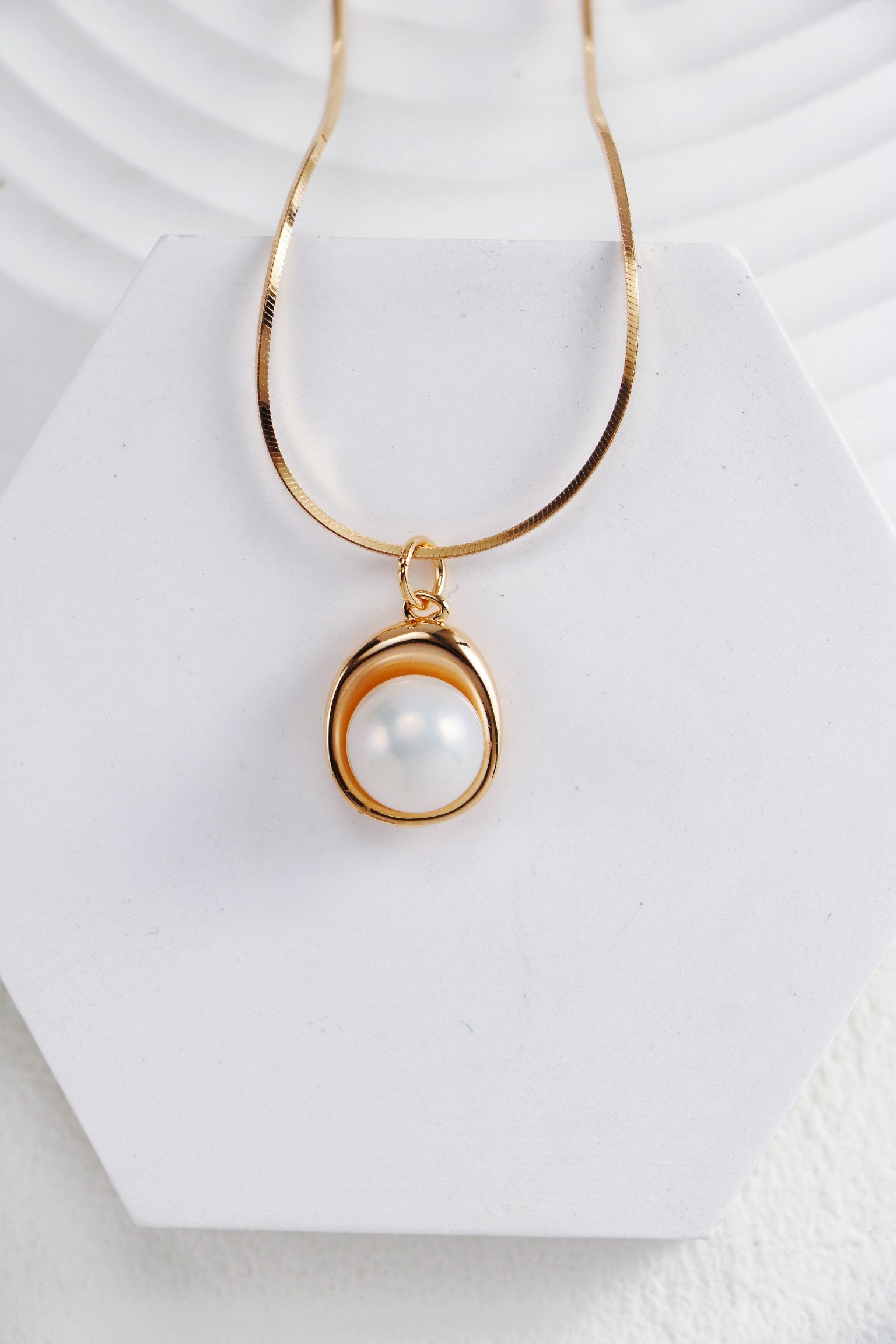 Niche Design Pearl Earring and Necklace/ أقراط وقلاد من اللؤلؤ بتصميم مميز （GZCE0105-GZD0424）