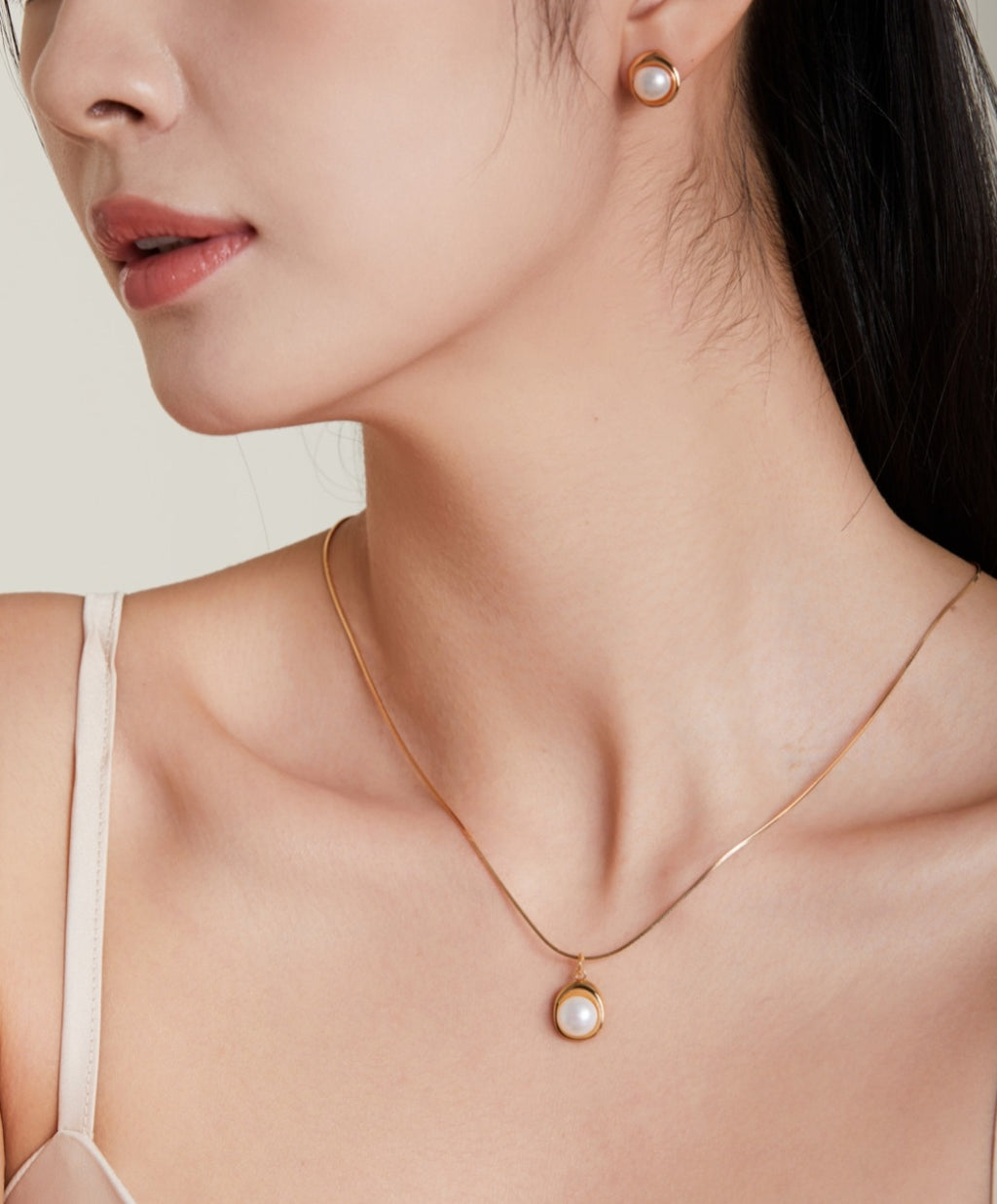 Niche Design Pearl Earring and Necklace/ أقراط وقلاد من اللؤلؤ بتصميم مميز （GZCE0105-GZD0424）