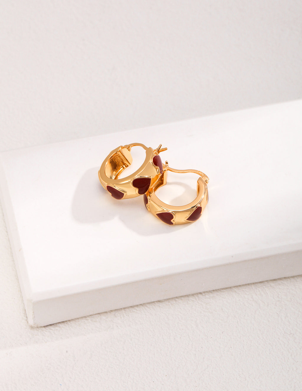 Heart-shaped Enamel Earrings/ أقراط مطليّة بالمينا على شكل قلب （E01076）