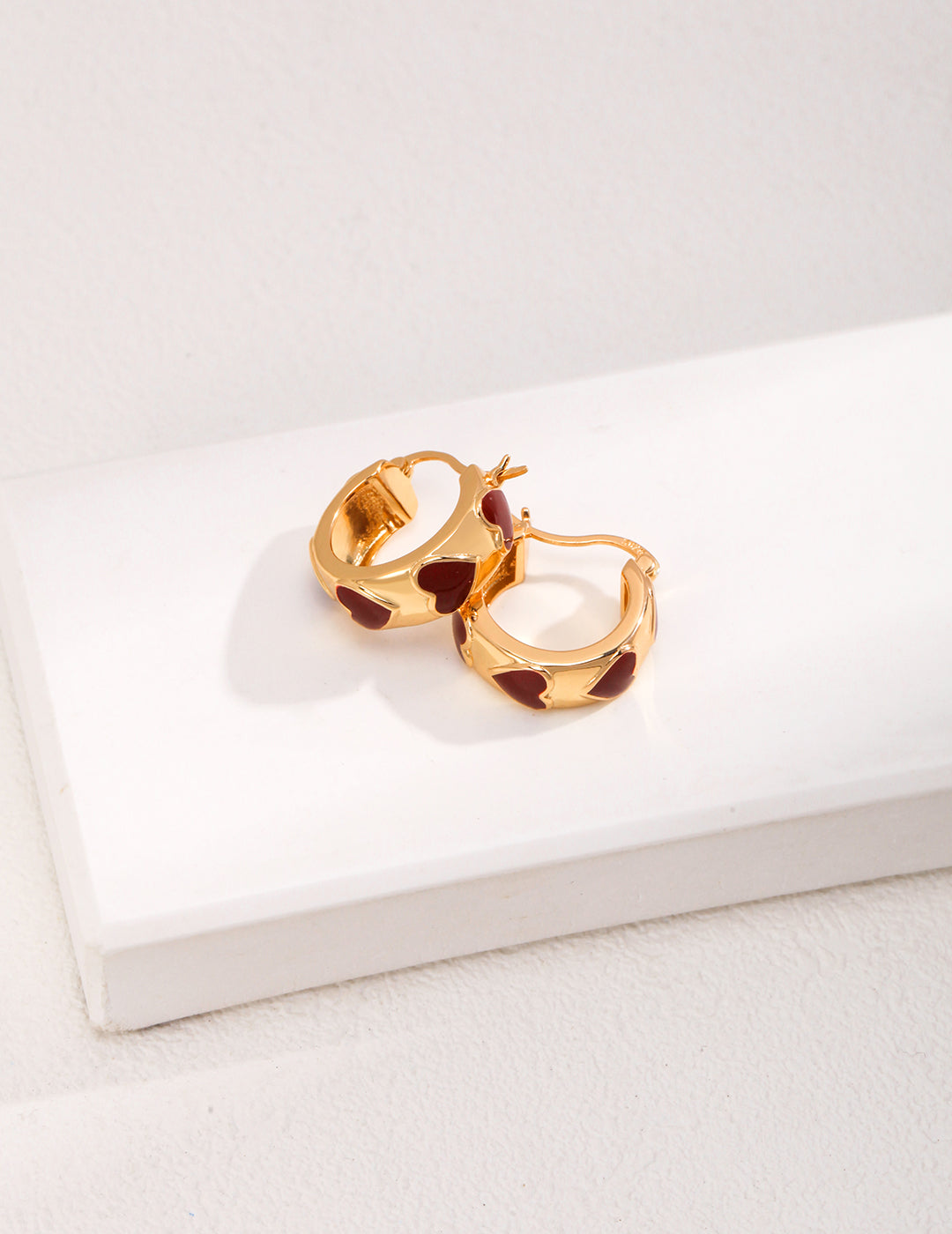 Heart-shaped Enamel Earrings/ أقراط مطليّة بالمينا على شكل قلب （E01076）