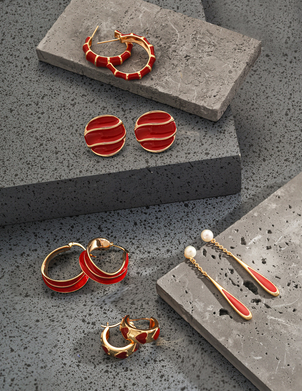 Heart-shaped Enamel Earrings/ أقراط مطليّة بالمينا على شكل قلب （E01076）