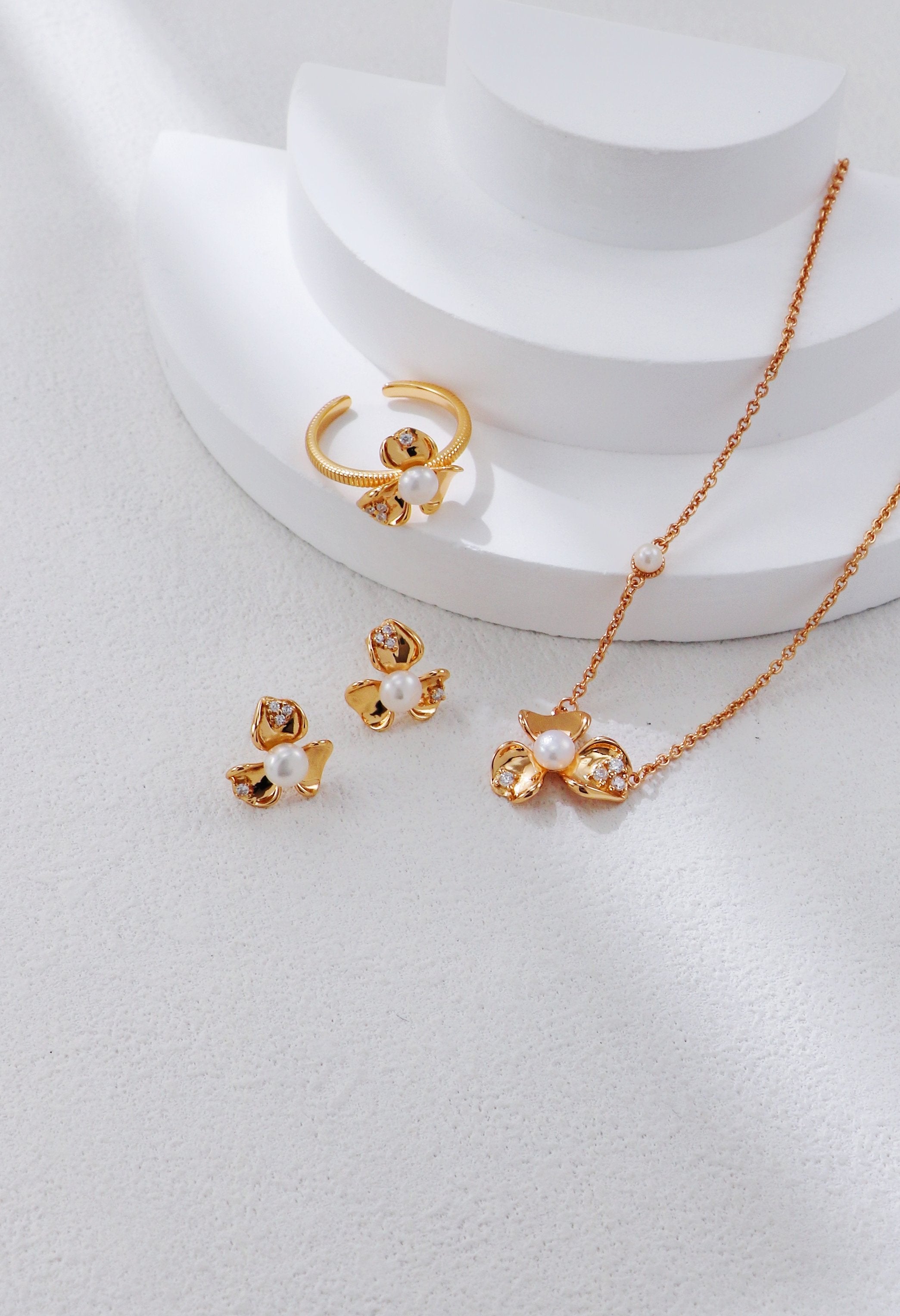 Petal-Shaped Necklace Three-Piece Set/ طقم قلادة بثلاث قطع بتصميمٍ على شكل بتلات（GZD0582）