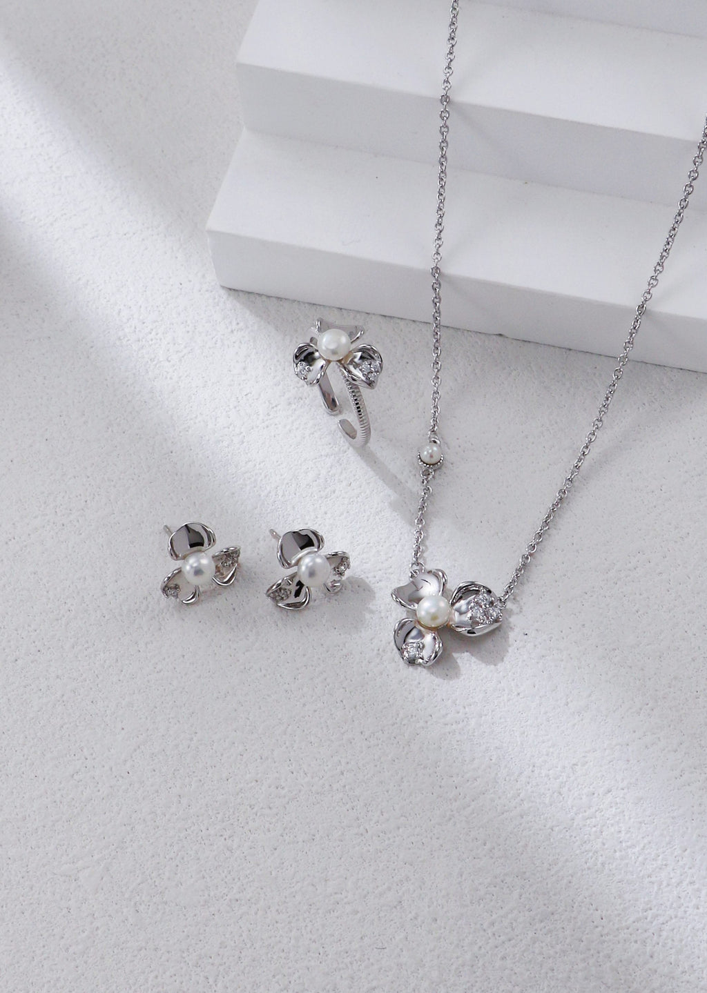 Petal-Shaped Necklace Three-Piece Set/ طقم قلادة بثلاث قطع بتصميمٍ على شكل بتلات（GZD0582）