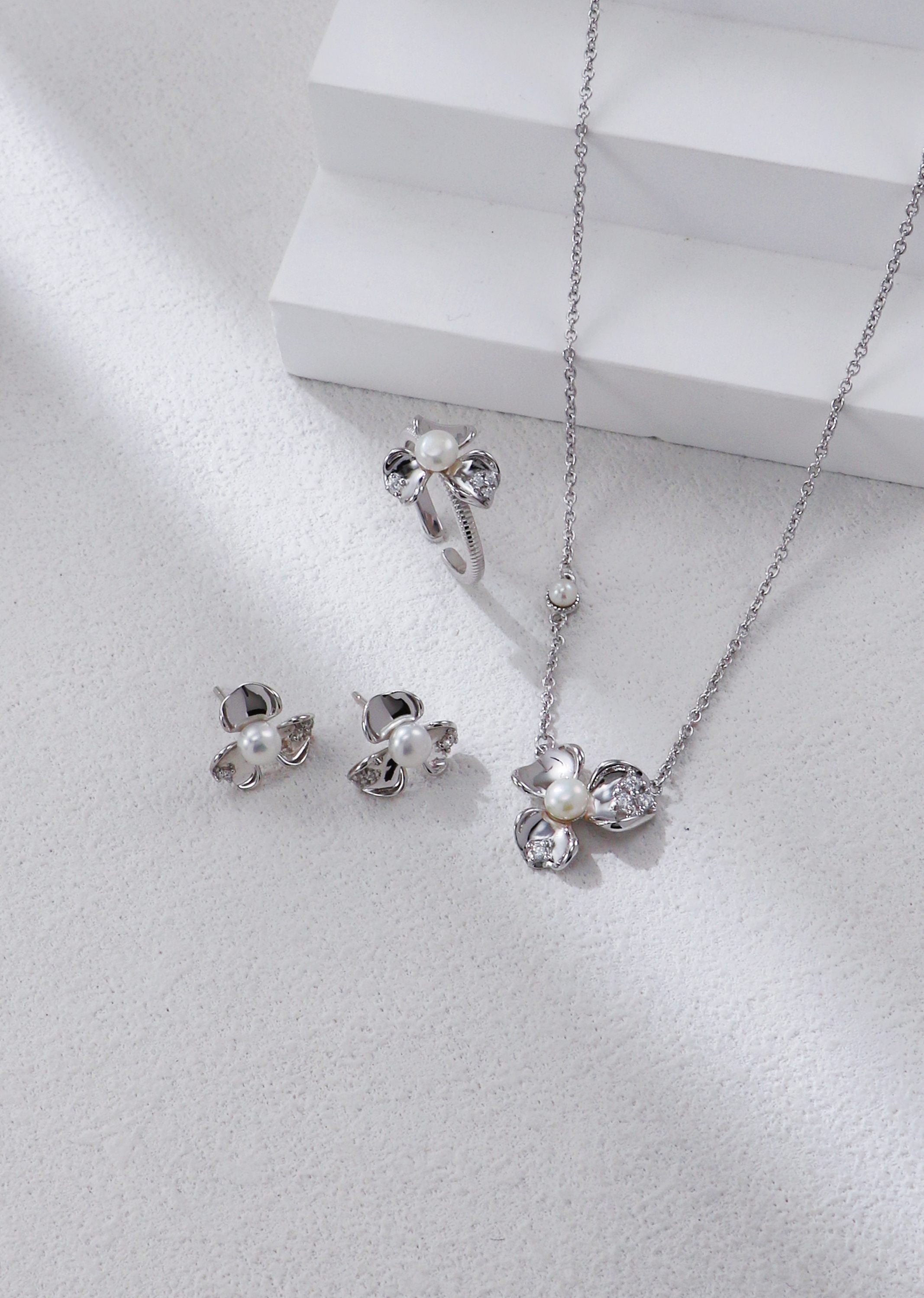 Petal-Shaped Necklace Three-Piece Set/ طقم قلادة بثلاث قطع بتصميمٍ على شكل بتلات（GZD0582）