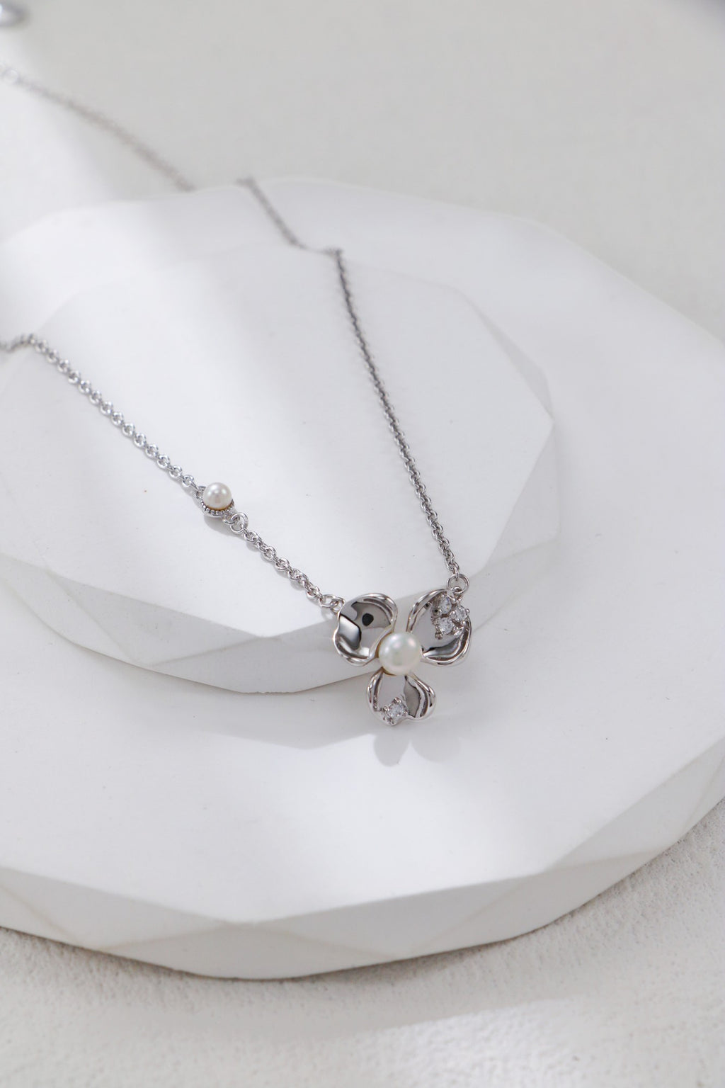 Petal-Shaped Necklace Three-Piece Set/ طقم قلادة بثلاث قطع بتصميمٍ على شكل بتلات（GZD0582）