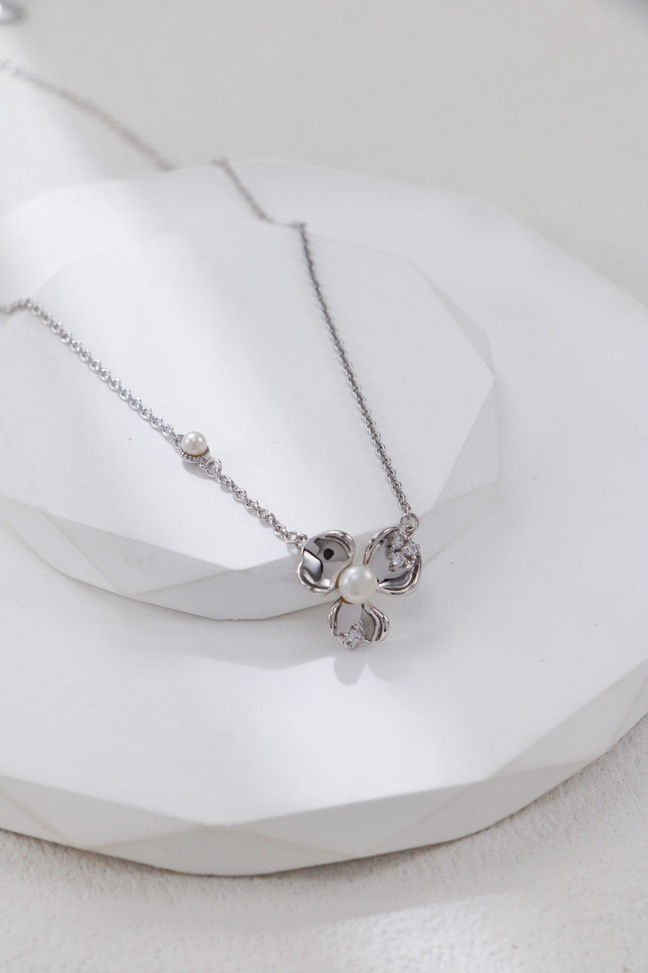 Petal-Shaped Necklace Three-Piece Set/ طقم قلادة بثلاث قطع بتصميمٍ على شكل بتلات（GZD0582）