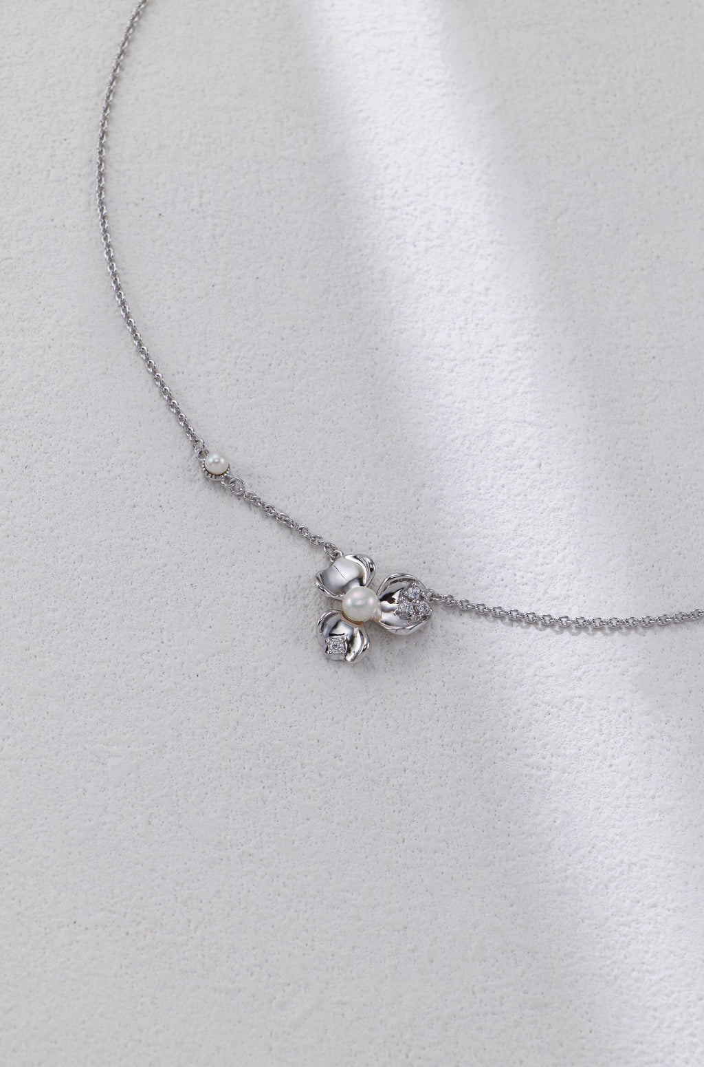 Petal-Shaped Necklace Three-Piece Set/ طقم قلادة بثلاث قطع بتصميمٍ على شكل بتلات（GZD0582）