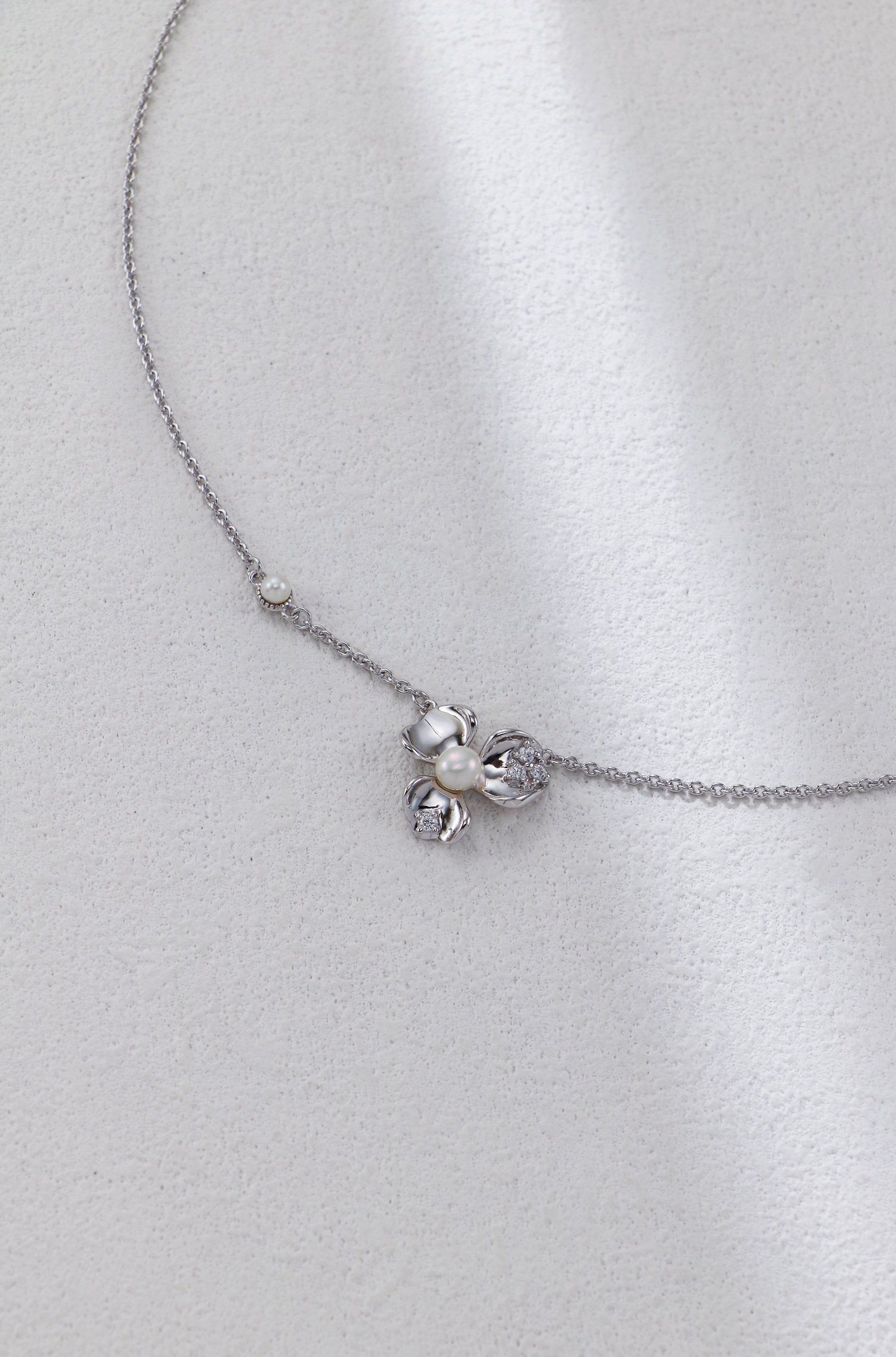 Petal-Shaped Necklace Three-Piece Set/ طقم قلادة بثلاث قطع بتصميمٍ على شكل بتلات（GZD0582）