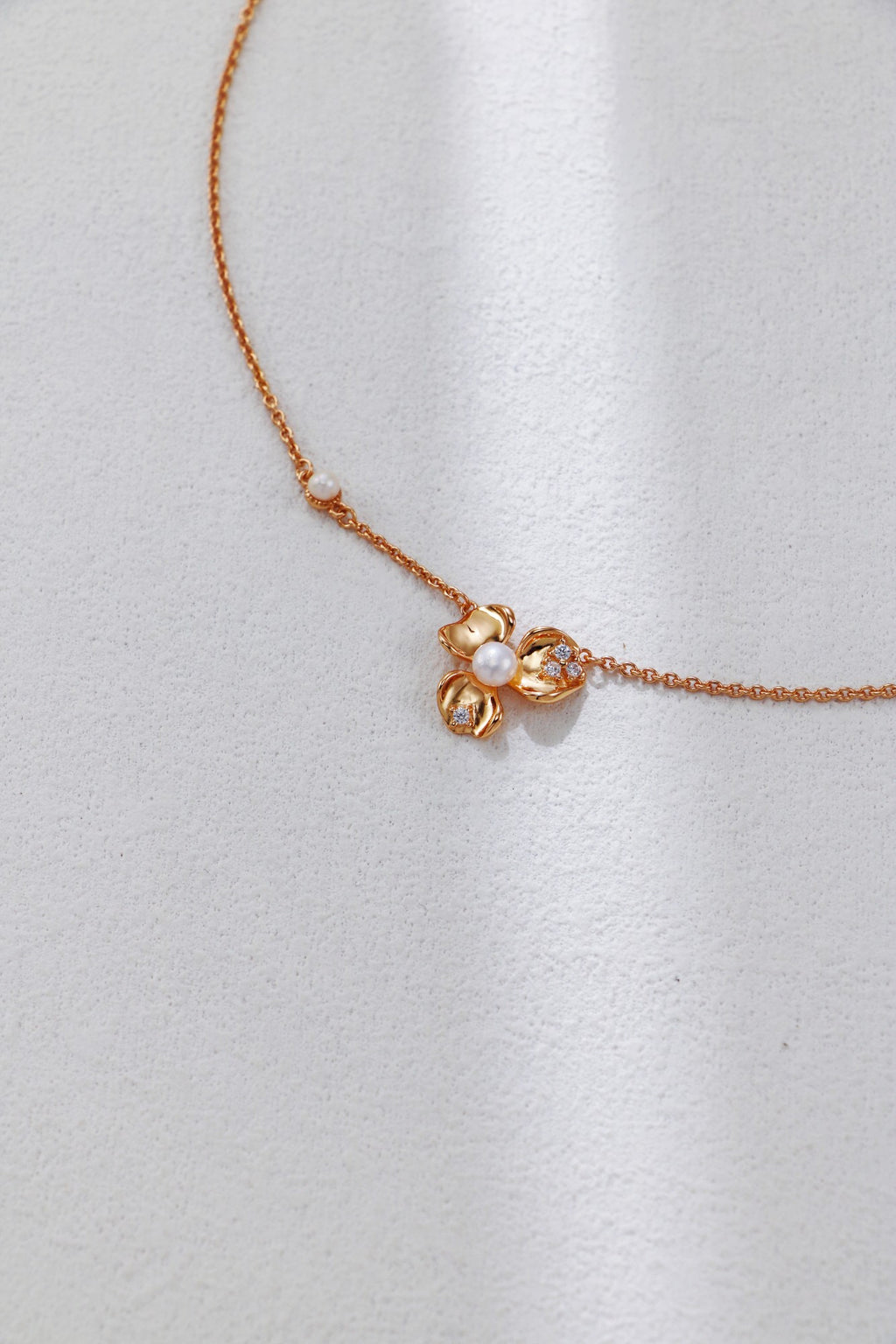 Petal-Shaped Necklace Three-Piece Set/ طقم قلادة بثلاث قطع بتصميمٍ على شكل بتلات（GZD0582）