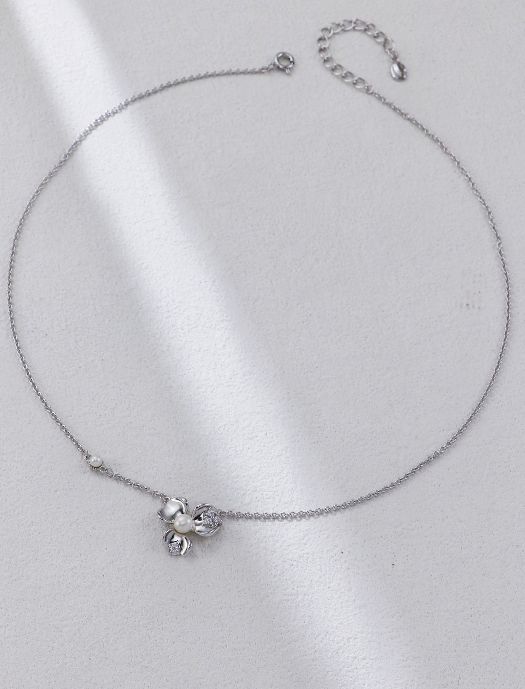 Petal-Shaped Necklace Three-Piece Set/ طقم قلادة بثلاث قطع بتصميمٍ على شكل بتلات（GZD0582）